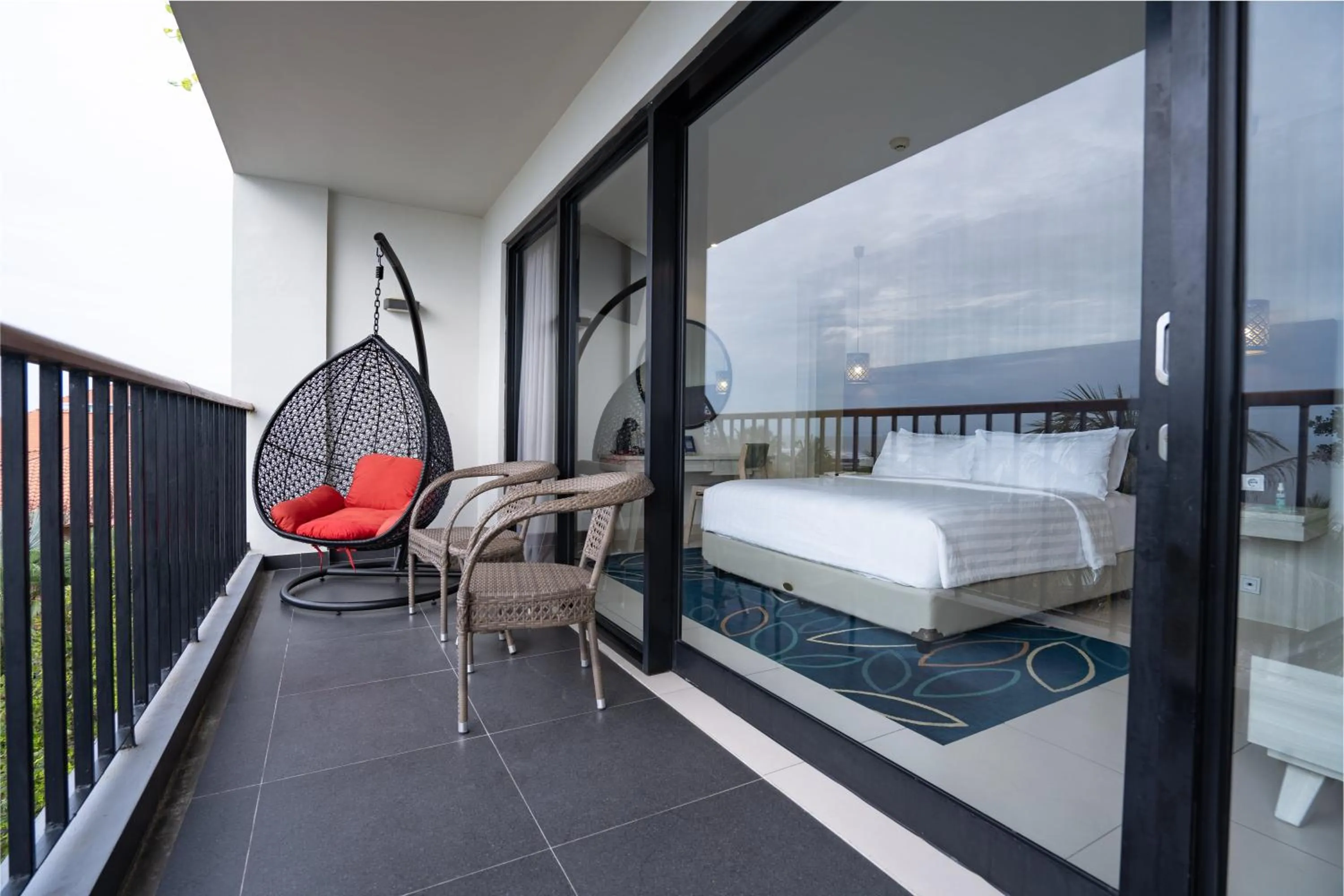Balcony/Terrace, Bed in Aston Anyer Beach Hotel