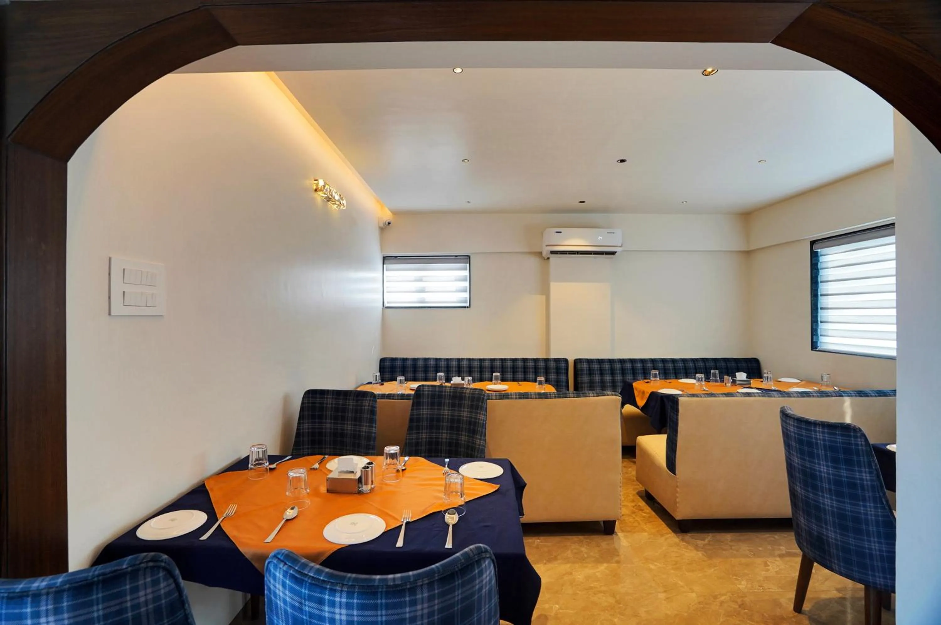 Restaurant/places to eat in Hotel Everest Regency Pune