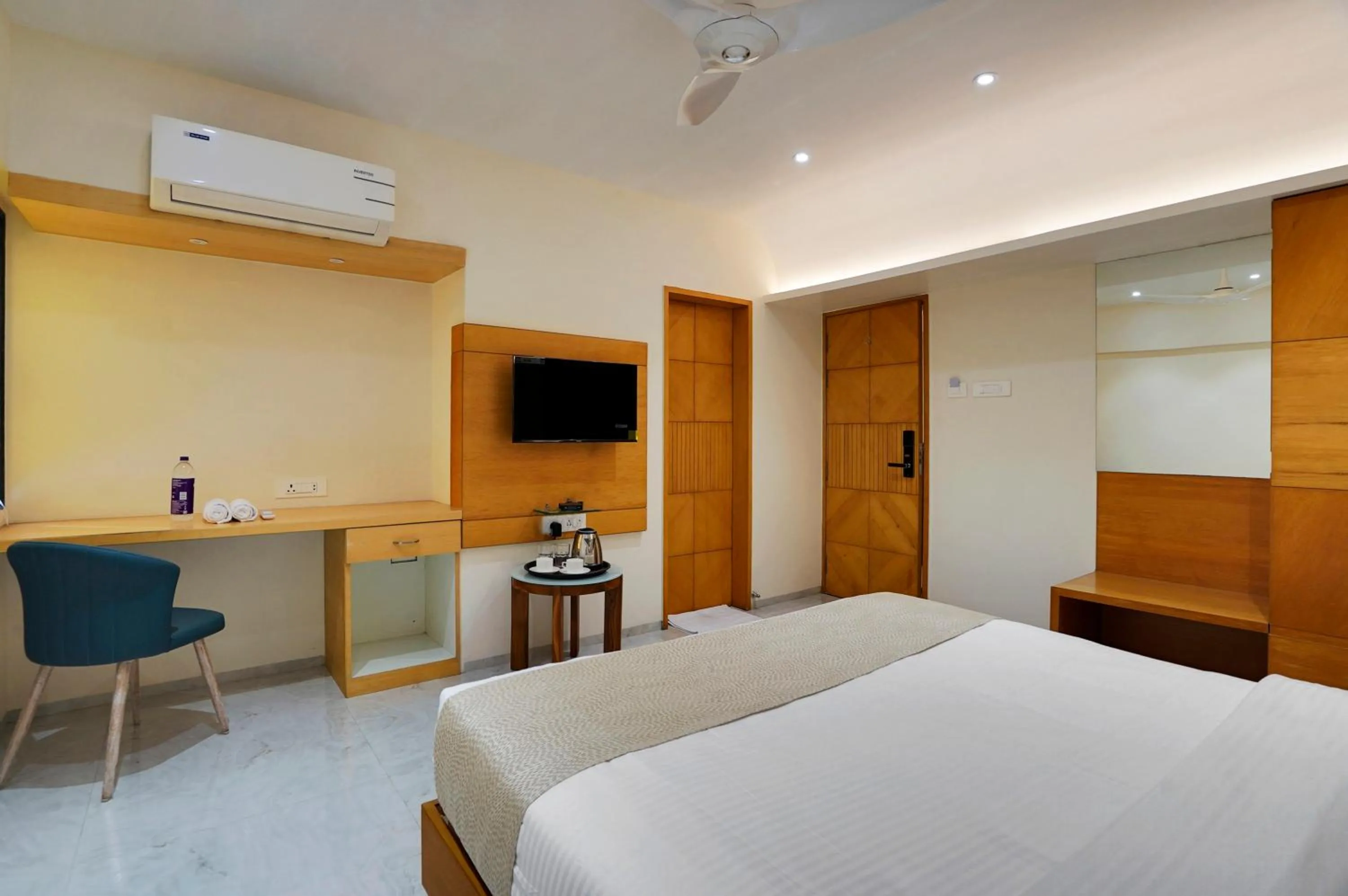 TV and multimedia, Bed in Hotel Everest Regency Pune
