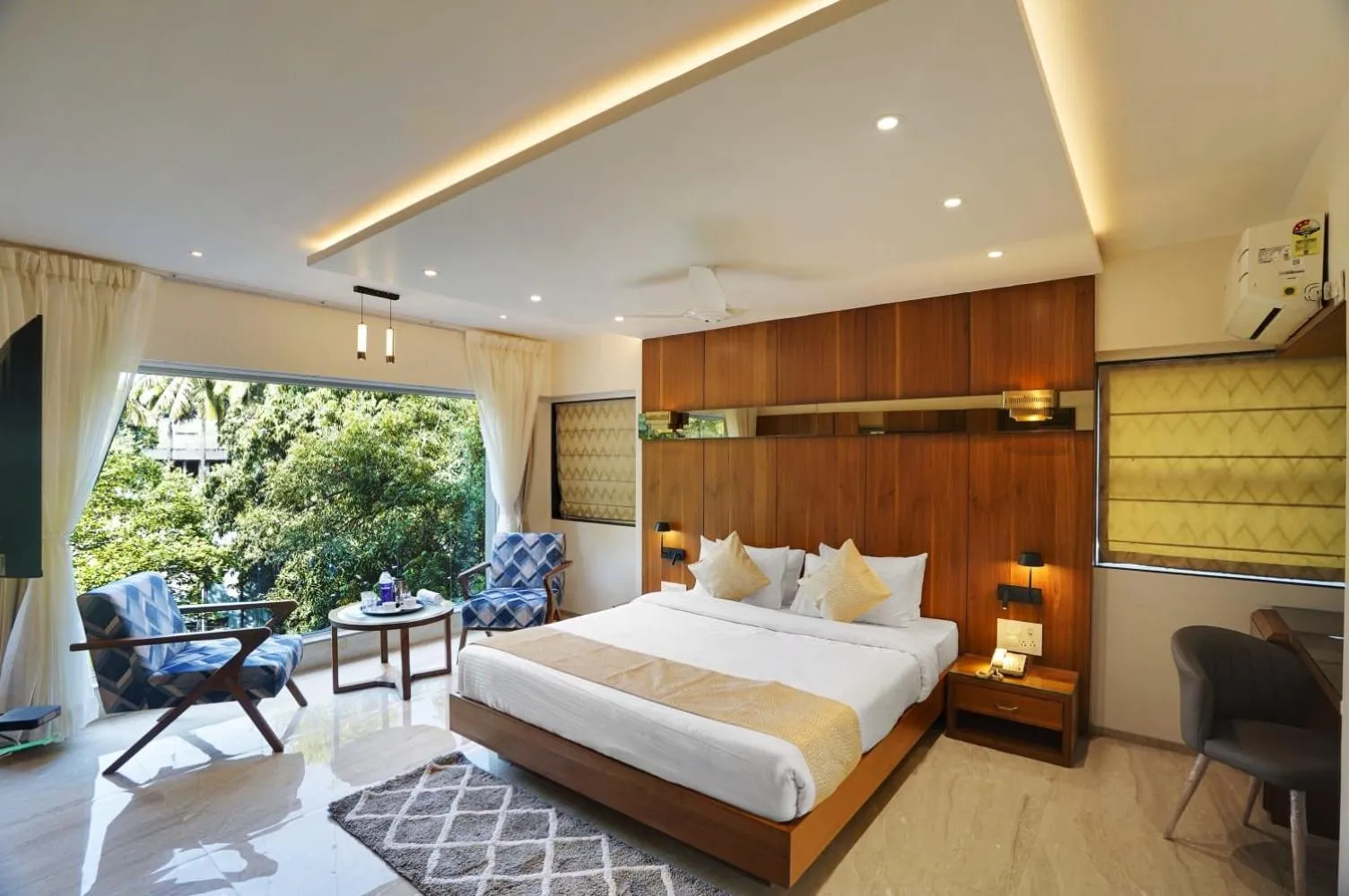 Photo of the whole room, Bed in Hotel Everest Regency Pune