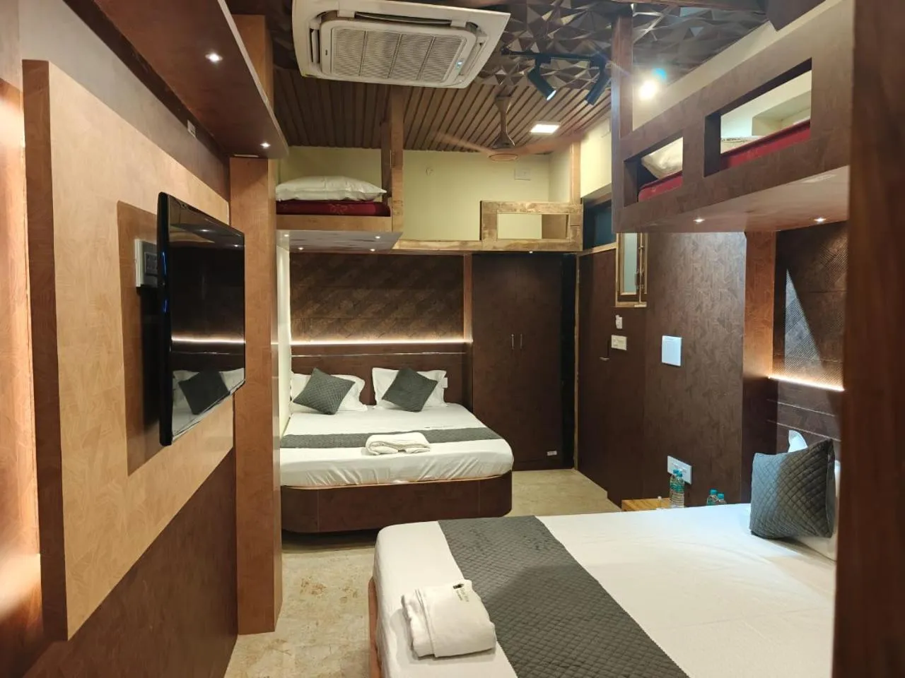 Bedroom, Bed in Grand Inn