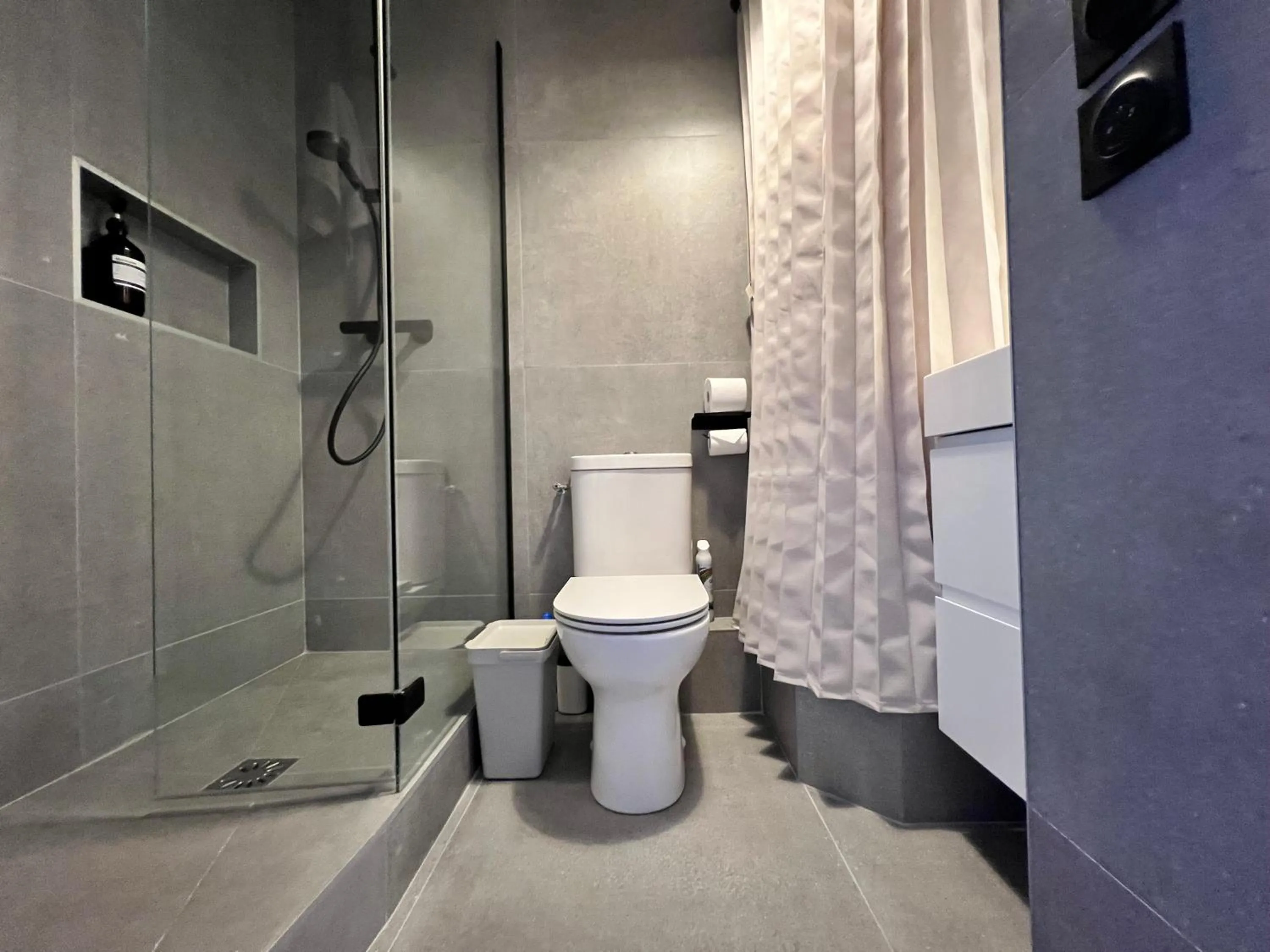 Shower in Lifestyle Disneyland Paris 8 PAX