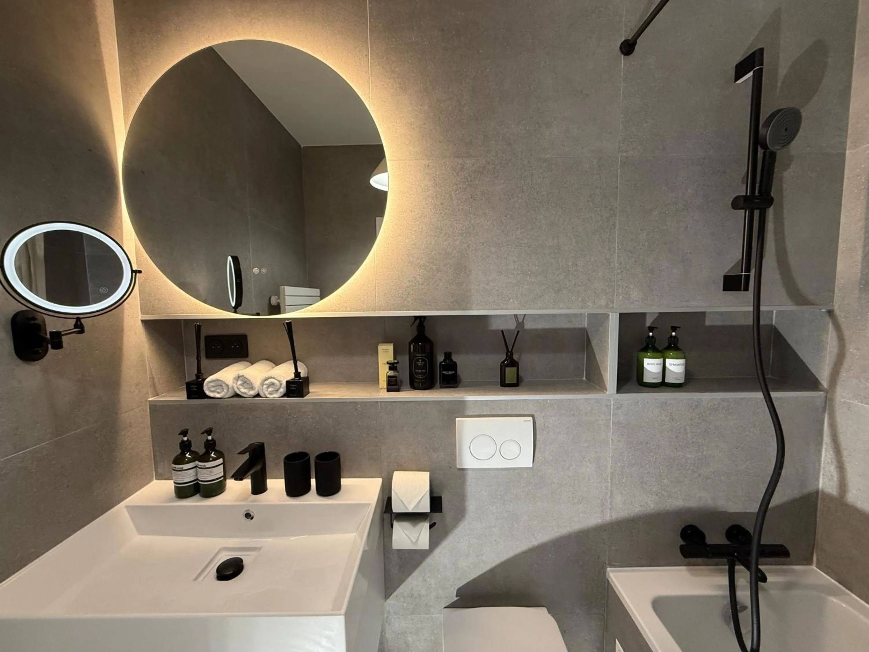 Shower in Lifestyle Disneyland Paris 8 PAX