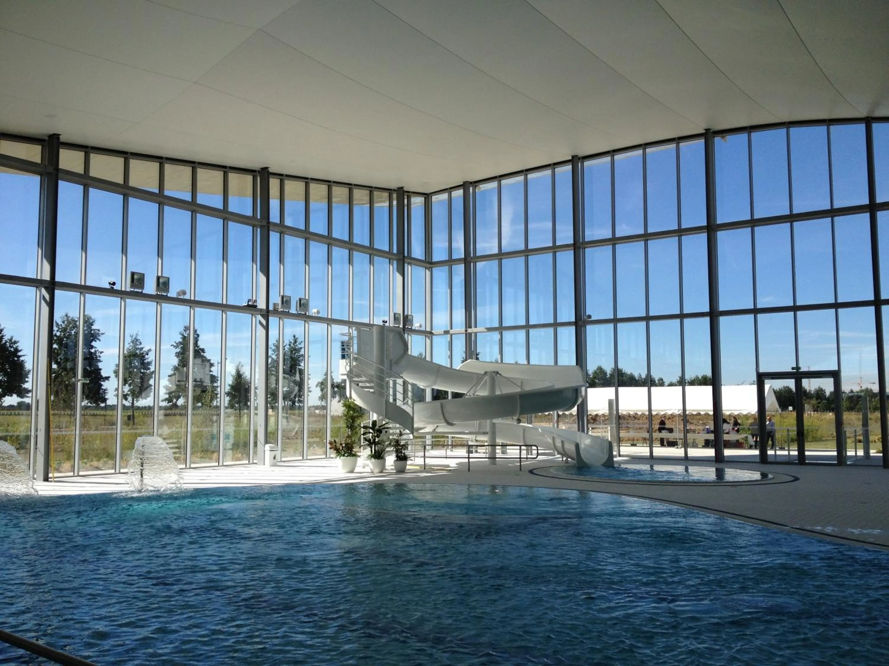 Swimming pool in Lifestyle Disneyland Paris 8 PAX