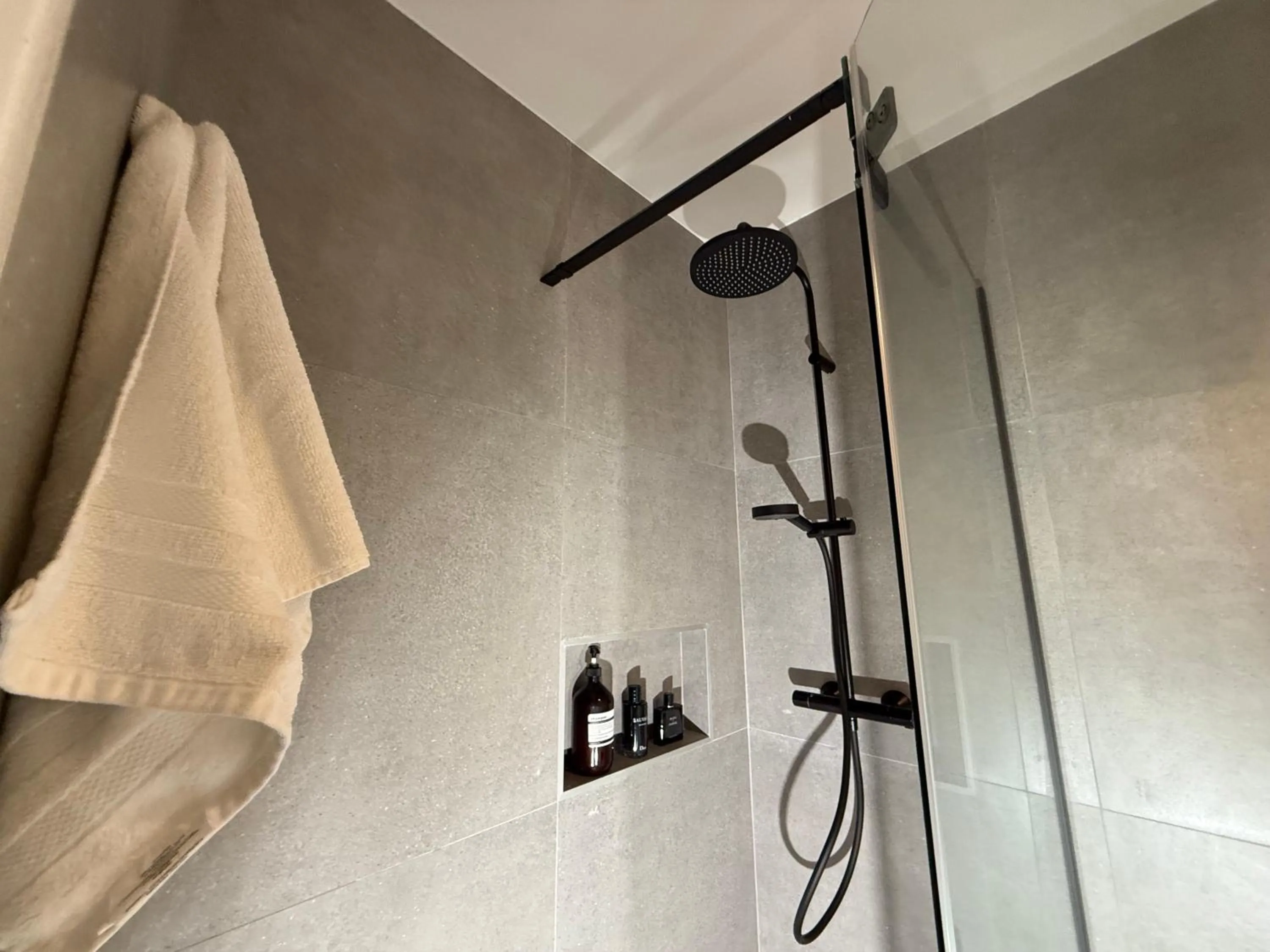 Shower in Lifestyle Disneyland Paris 8 PAX