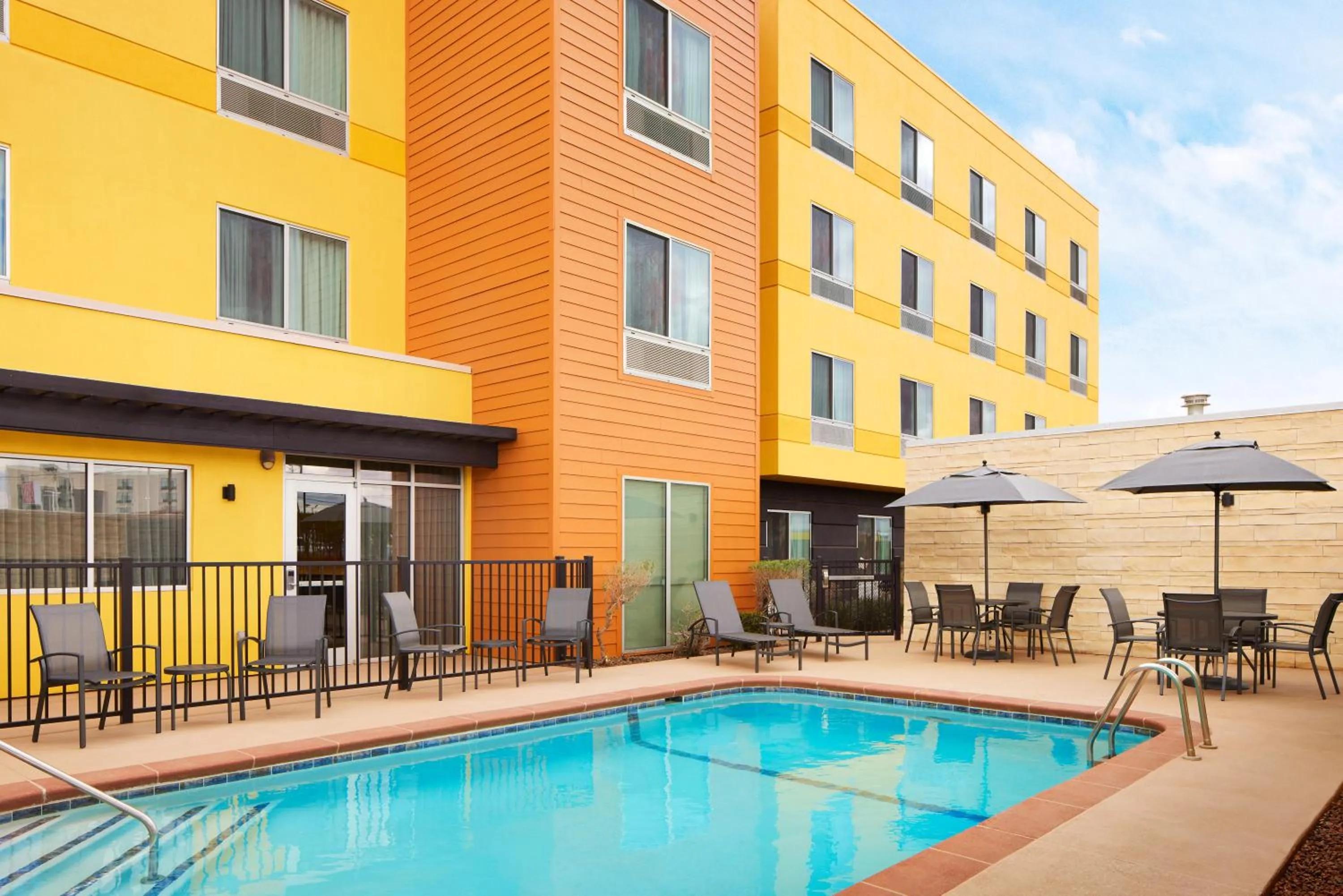 Swimming pool in Fairfield Inn & Suites by Marriott El Paso Airport