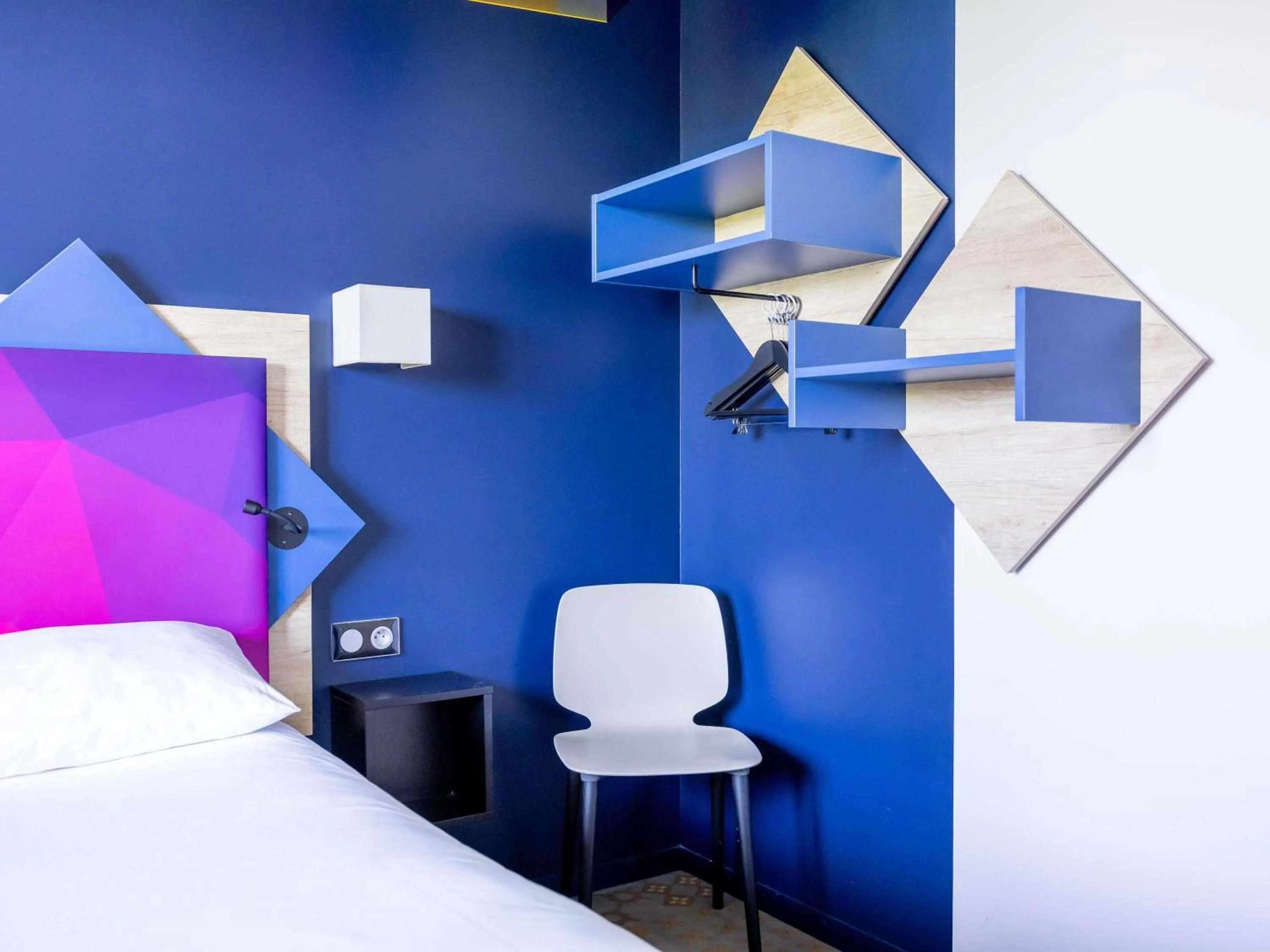 Bedroom, Bed in ibis styles Albi Centre Le Theatro