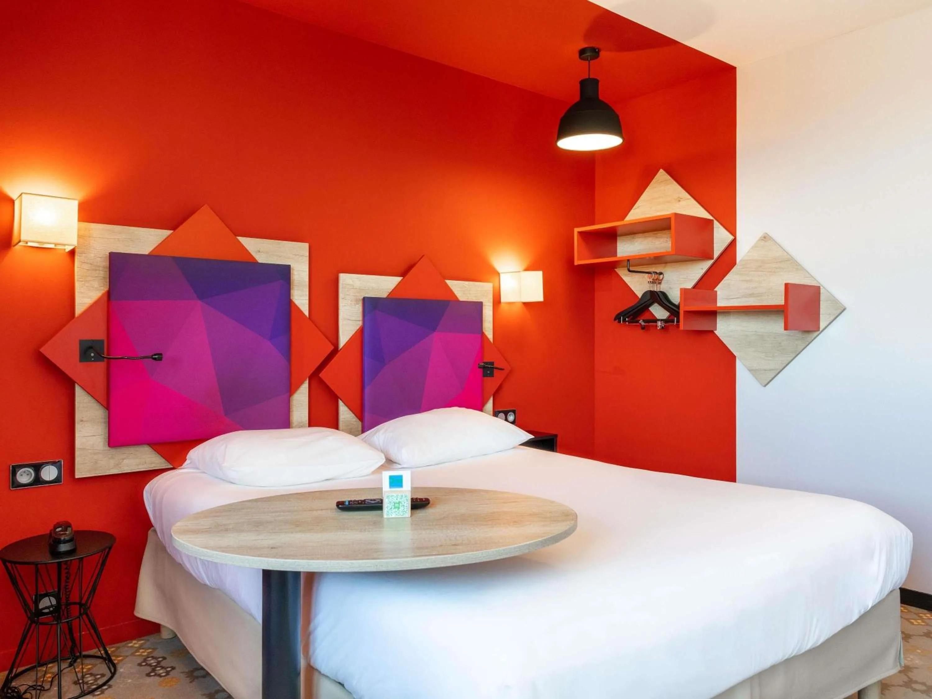 Bedroom, Bed in ibis styles Albi Centre Le Theatro