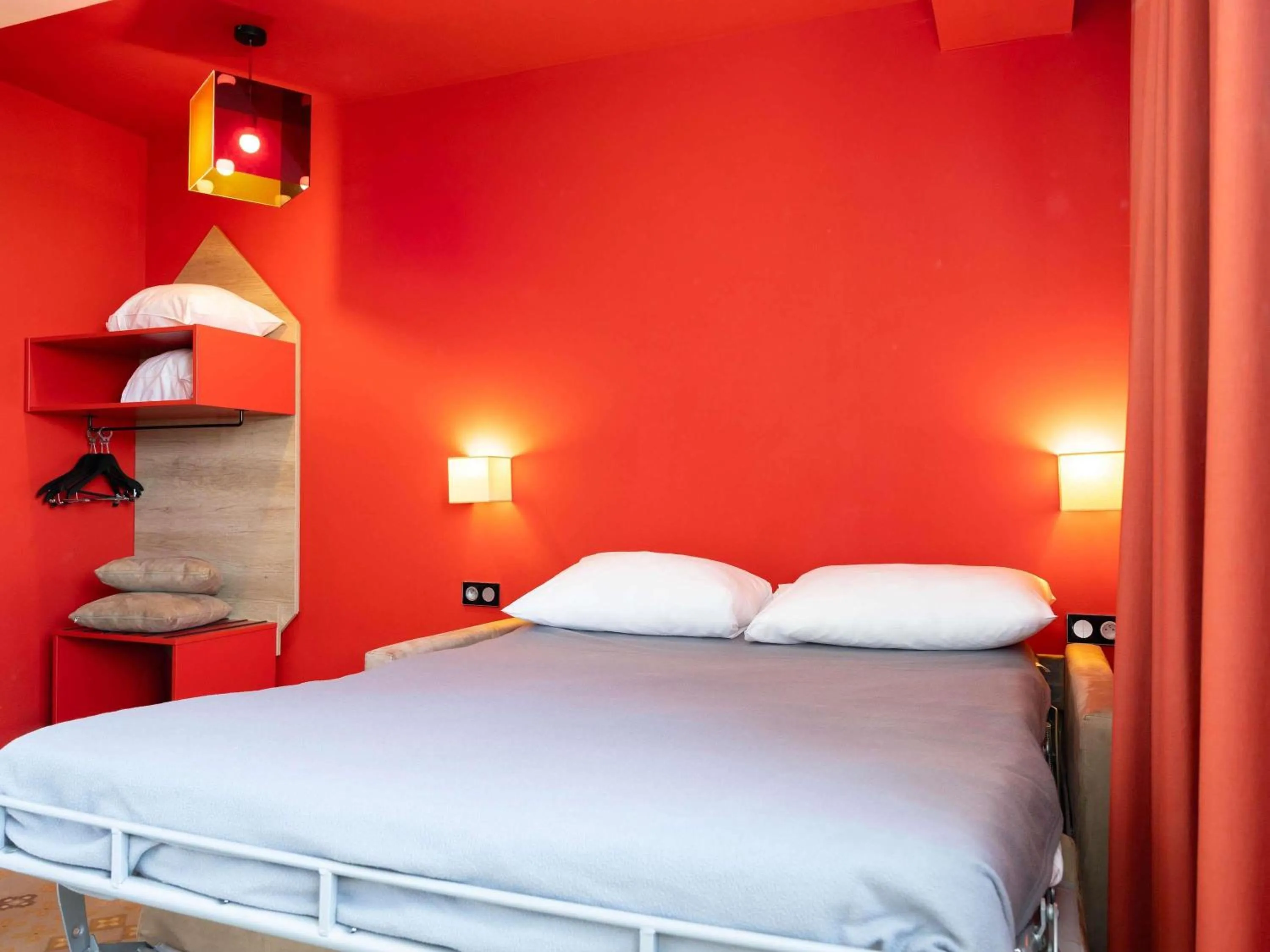 Bedroom, Bed in ibis styles Albi Centre Le Theatro