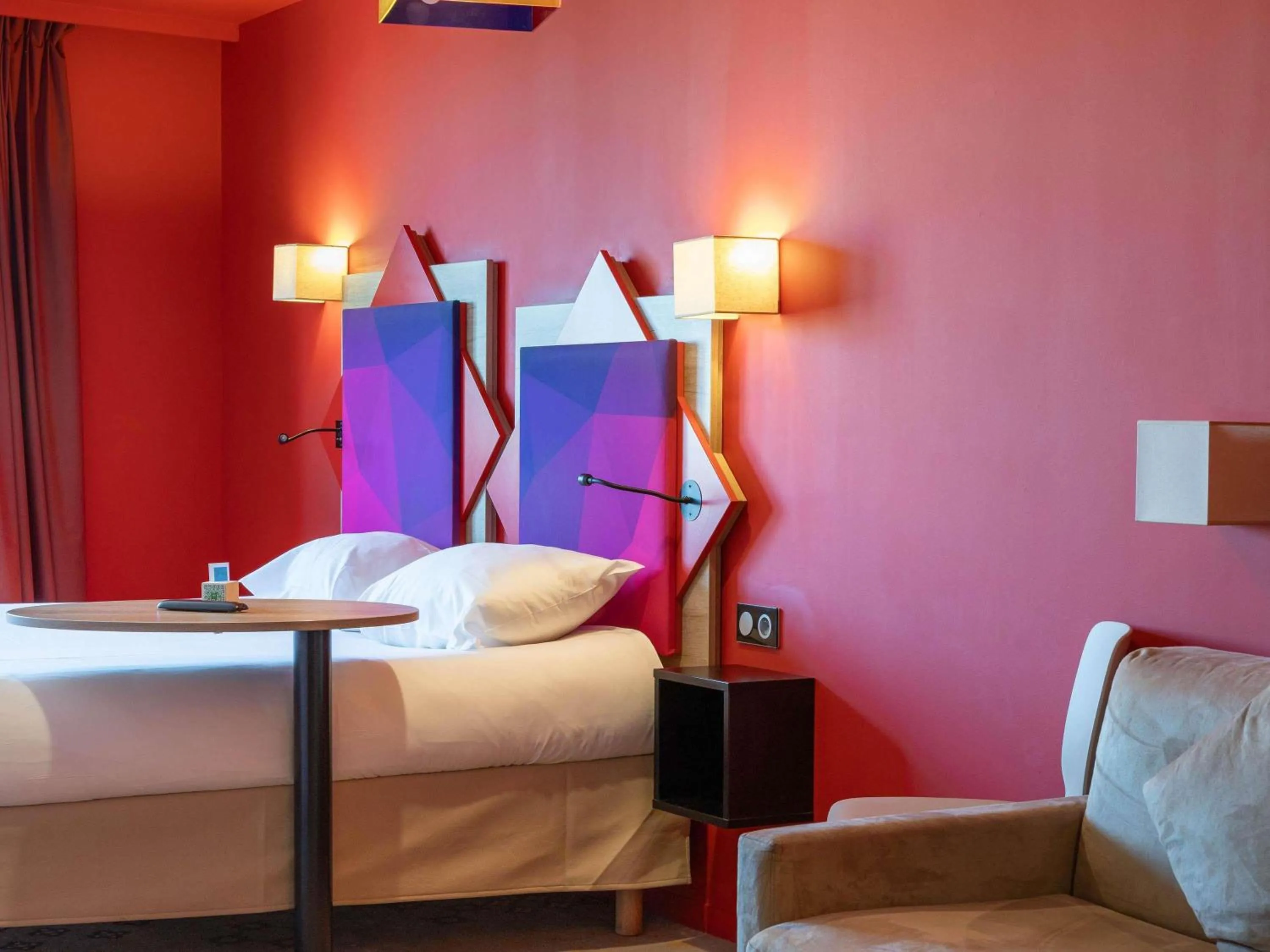 Bedroom, Bed in ibis styles Albi Centre Le Theatro