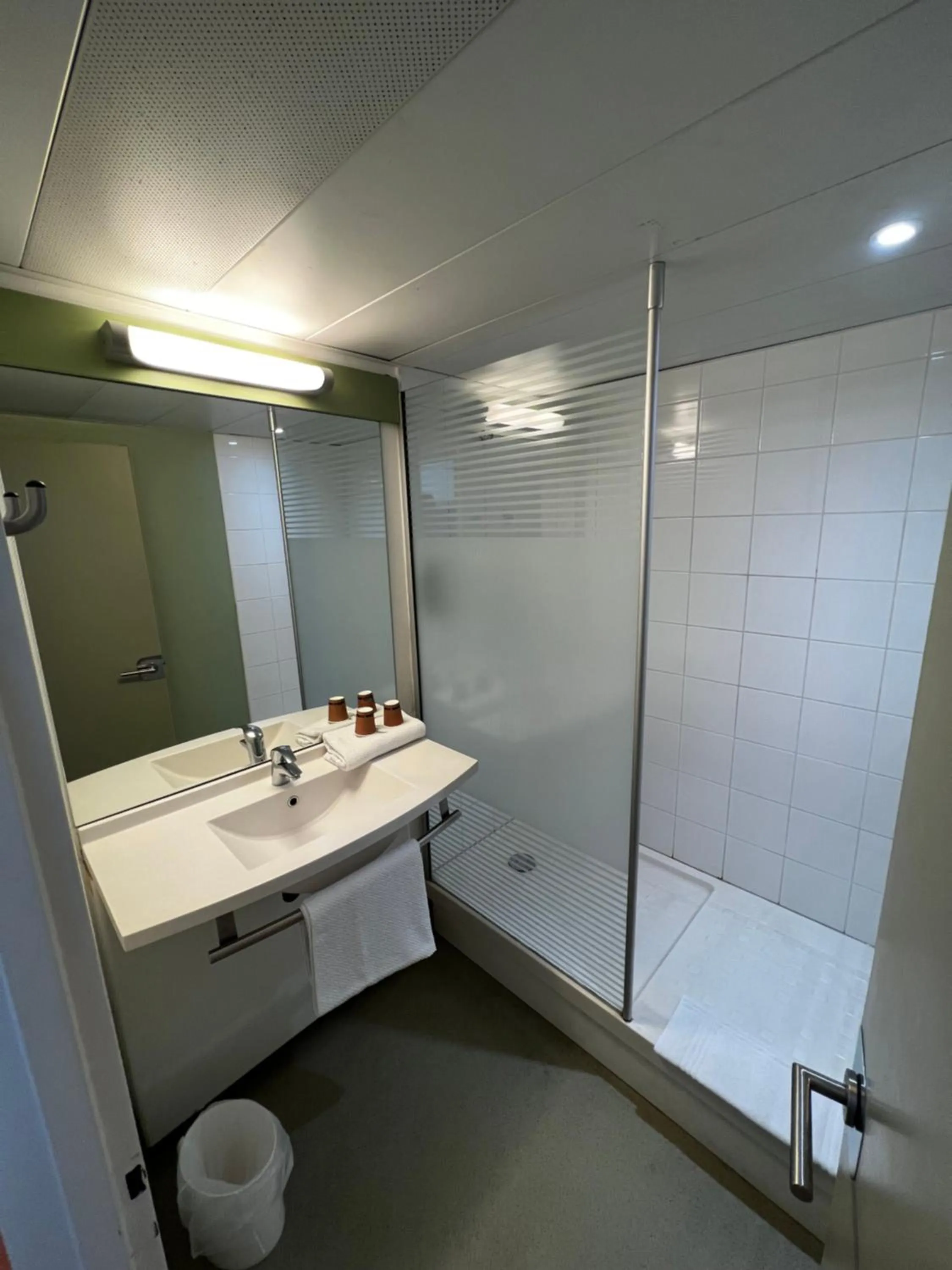 Shower in Ibis Budget Marseille Est Porte d'Aubagne