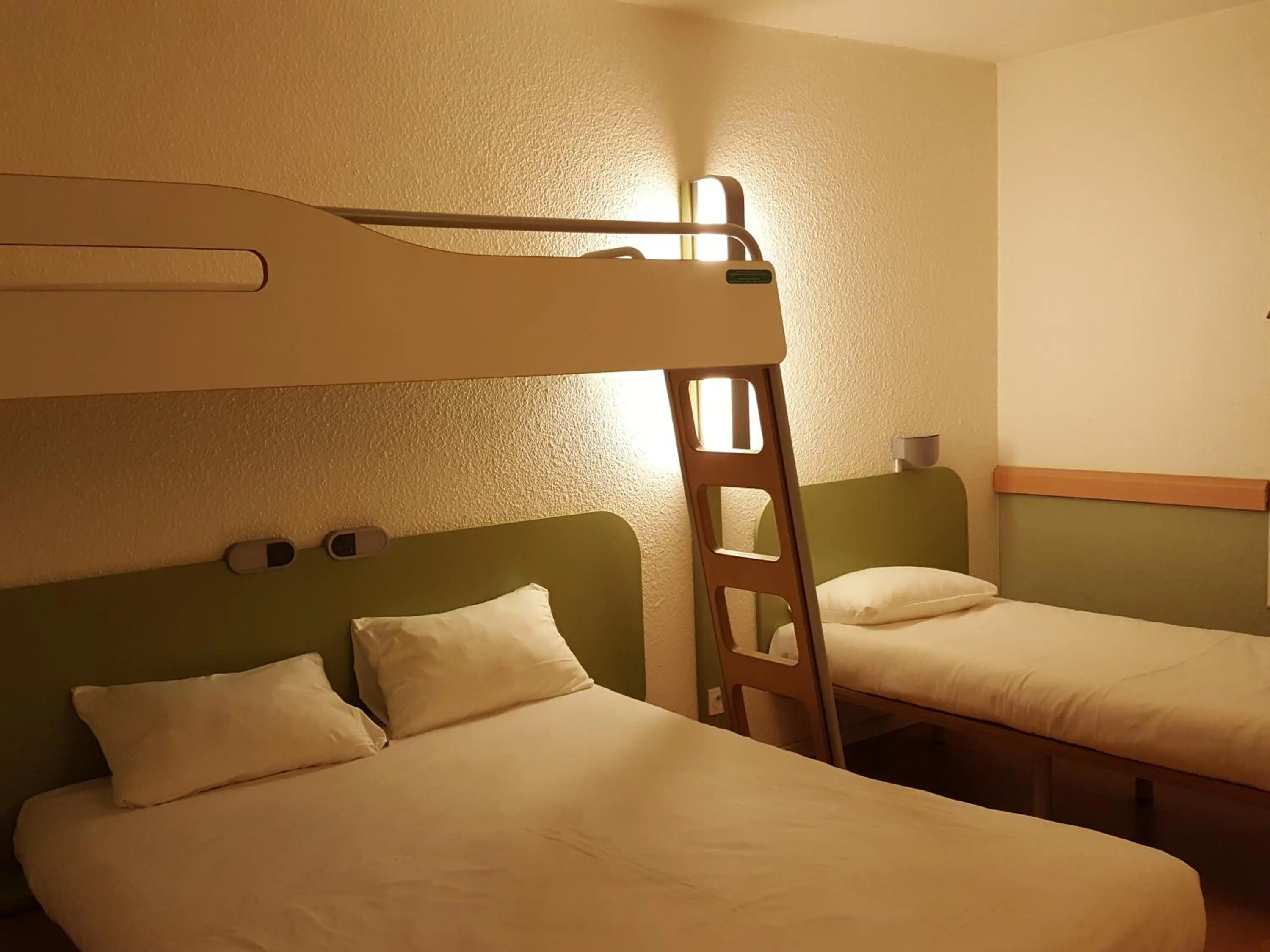 Photo of the whole room, Bed in Ibis Budget Marseille Est Porte d'Aubagne