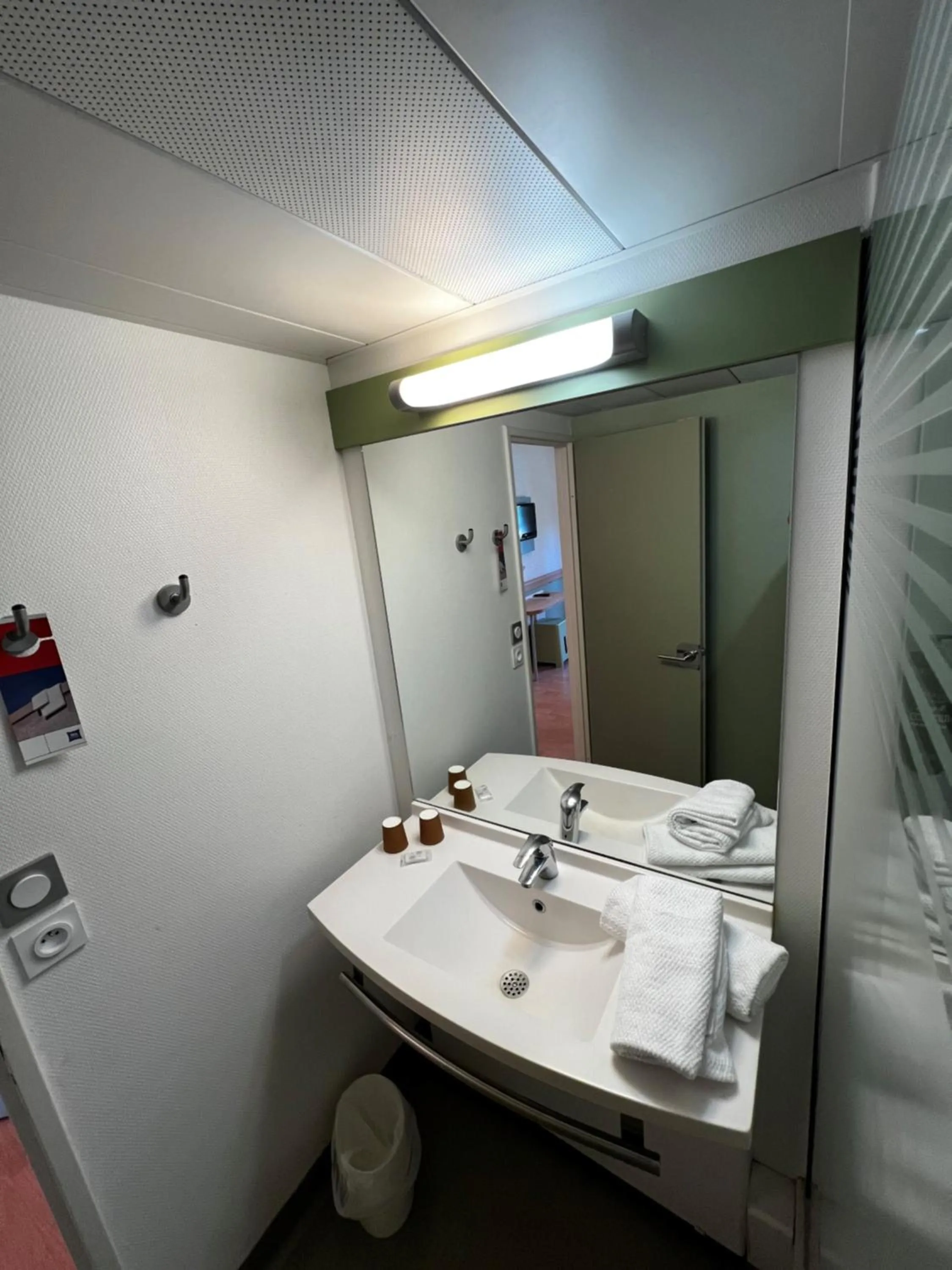 Shower in Ibis Budget Marseille Est Porte d'Aubagne
