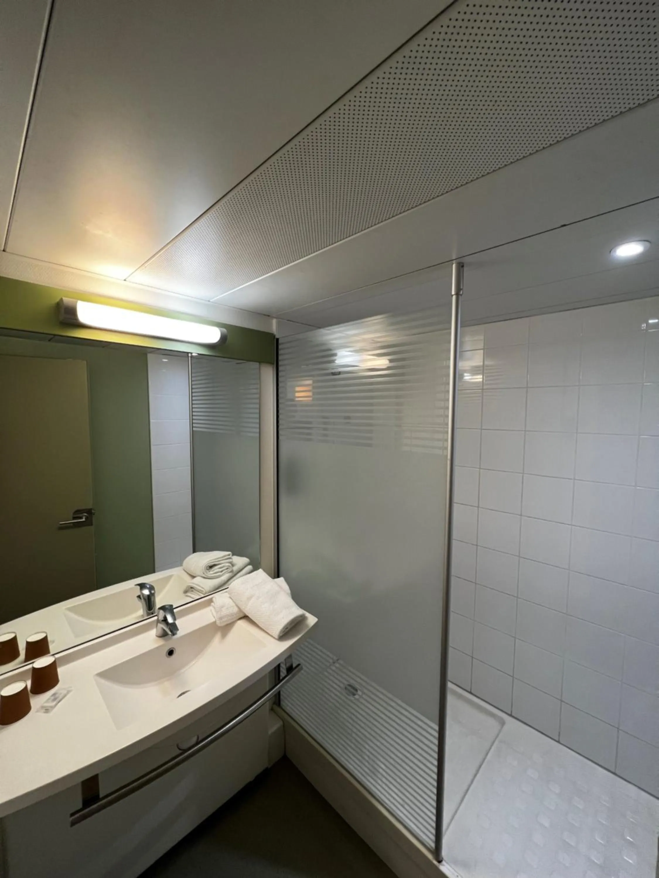 Shower in Ibis Budget Marseille Est Porte d'Aubagne