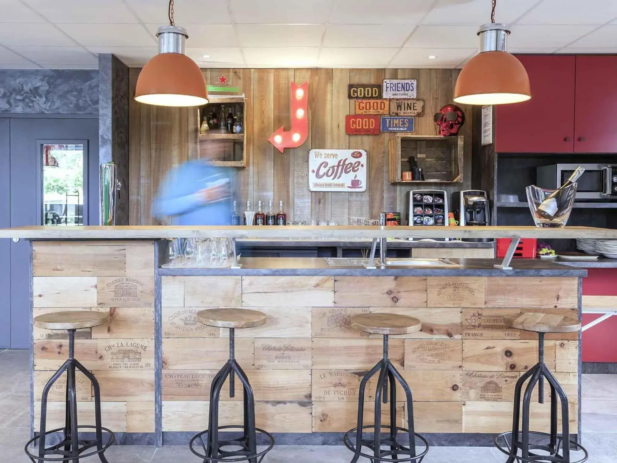 Lounge or bar in ibis Styles Vierzon Lounge or bar in ibis Styles Vierzon