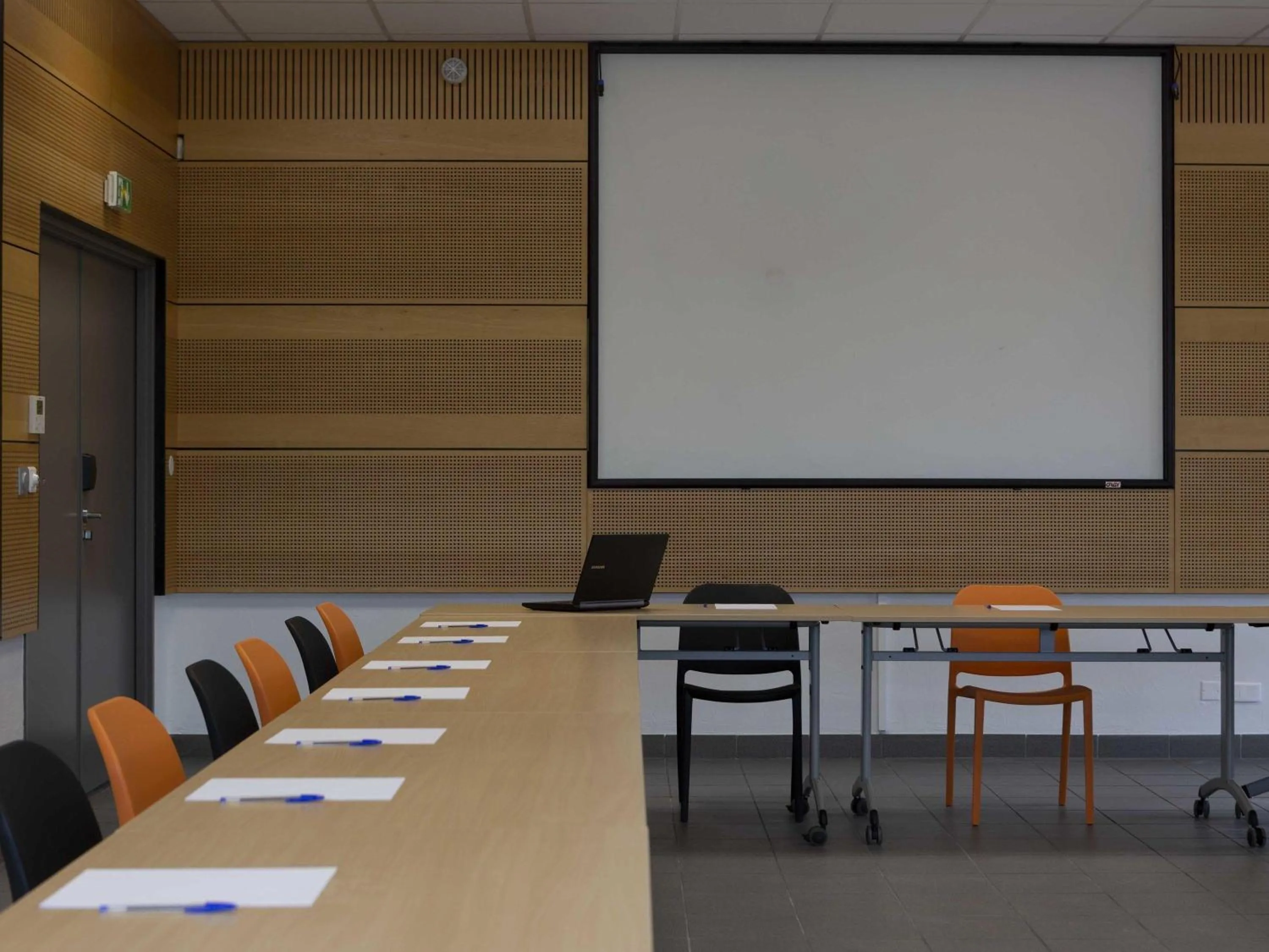 Meeting/conference room in ibis Styles Vierzon