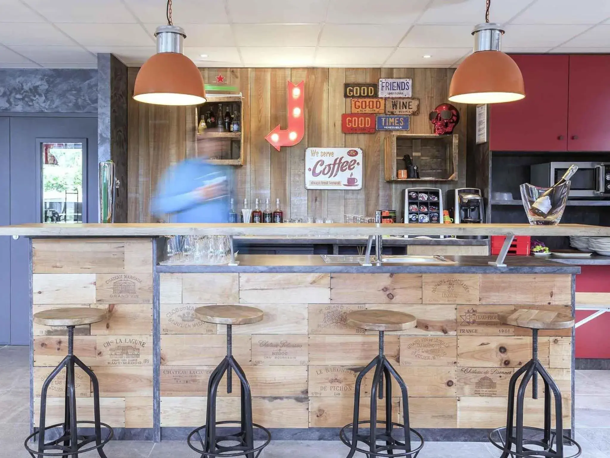 Lounge or bar in ibis Styles Vierzon Lounge or bar in ibis Styles Vierzon