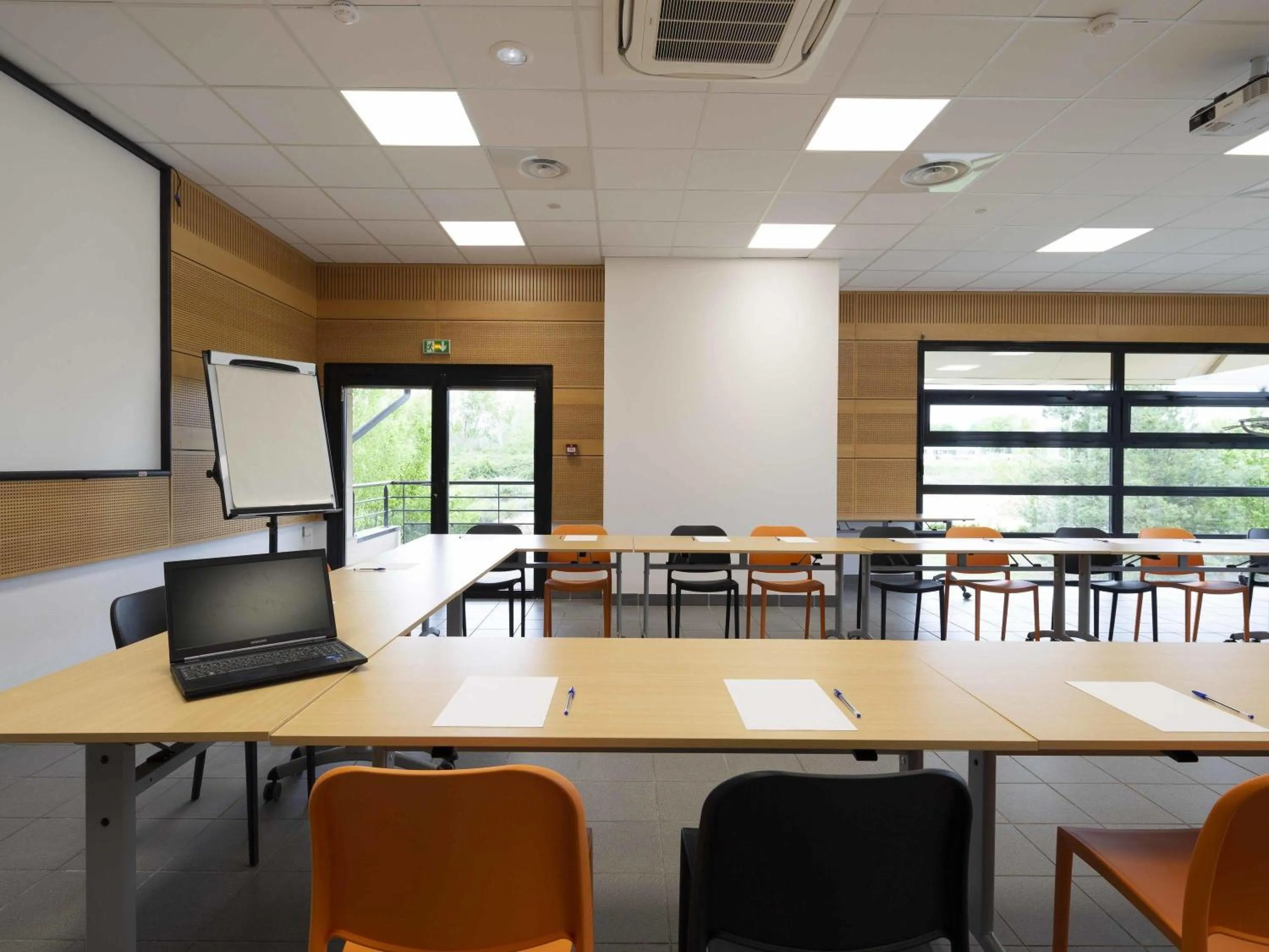 Meeting/conference room in ibis Styles Vierzon
