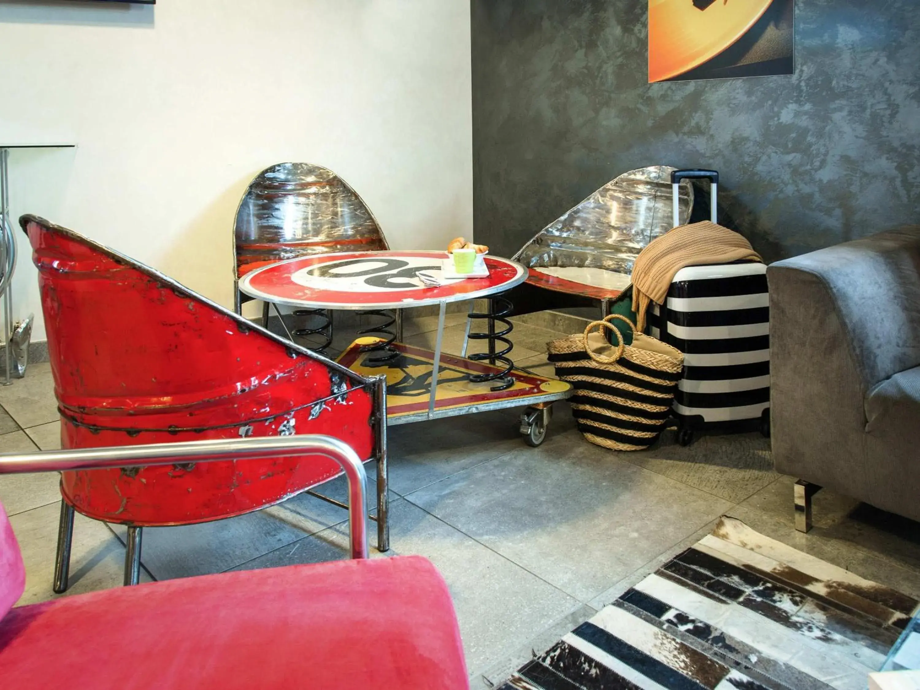 Lounge or bar in ibis Styles Vierzon Lounge or bar in ibis Styles Vierzon