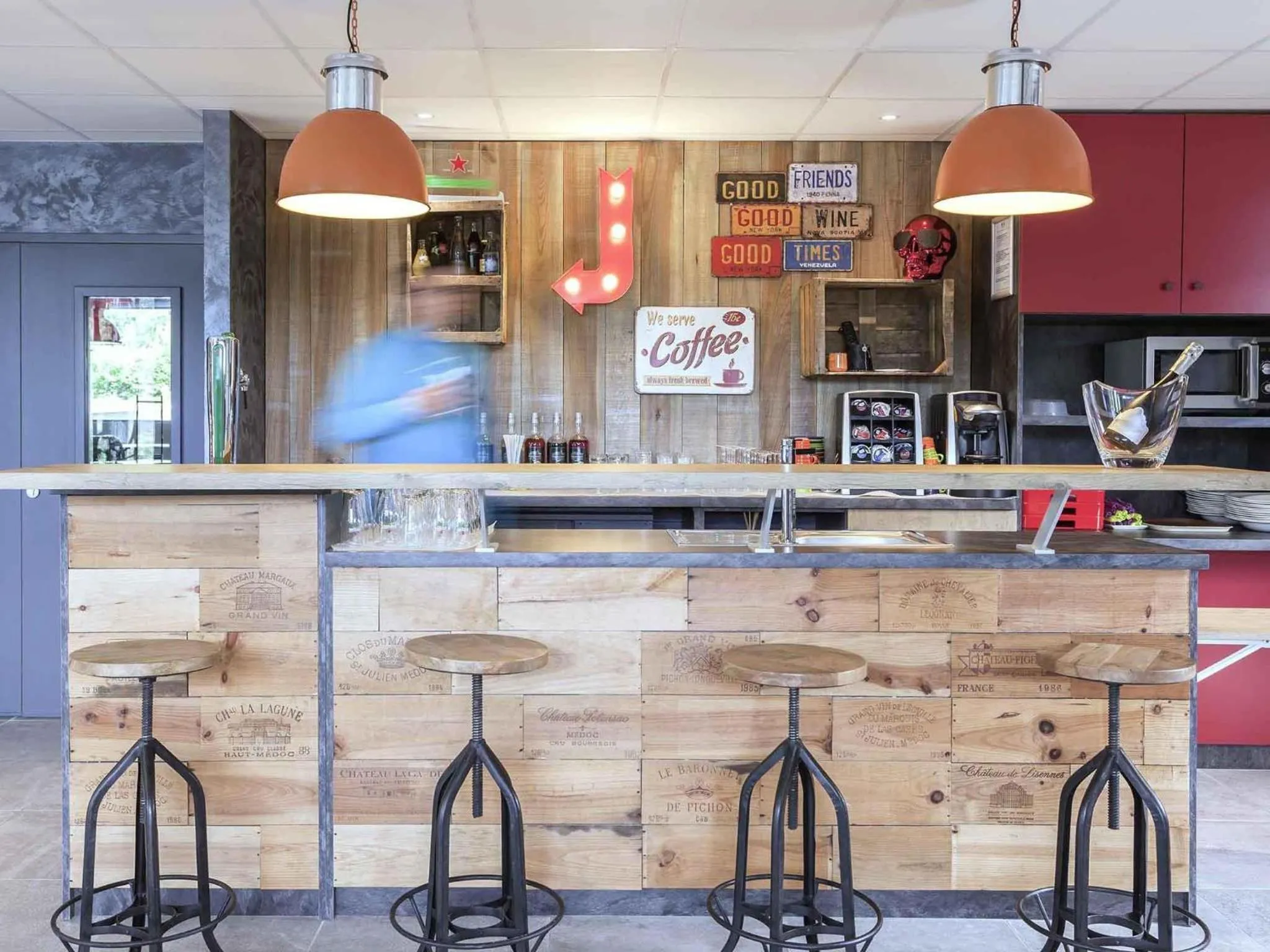 Lounge or bar in ibis Styles Vierzon