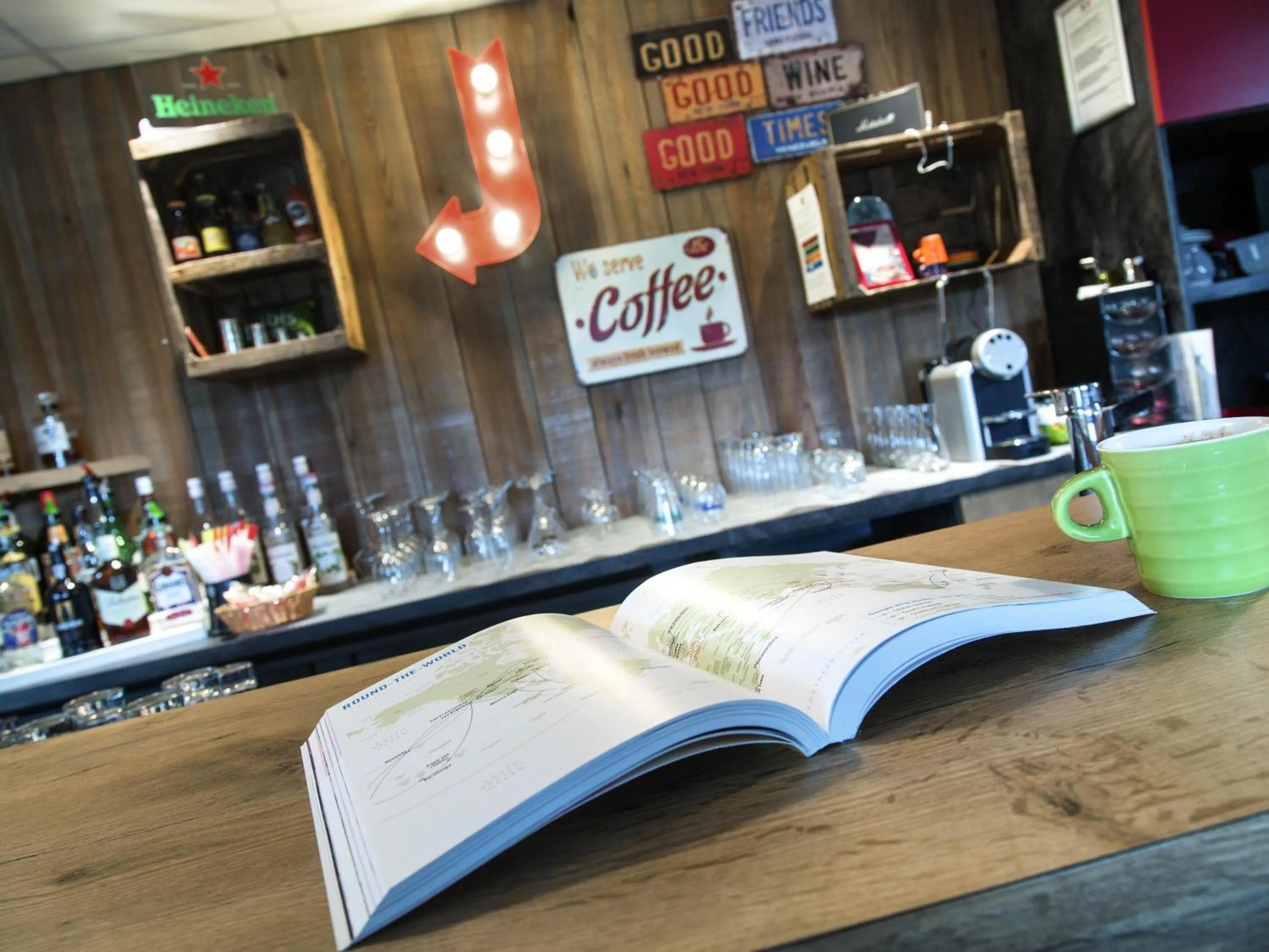 Lounge or bar in ibis Styles Vierzon