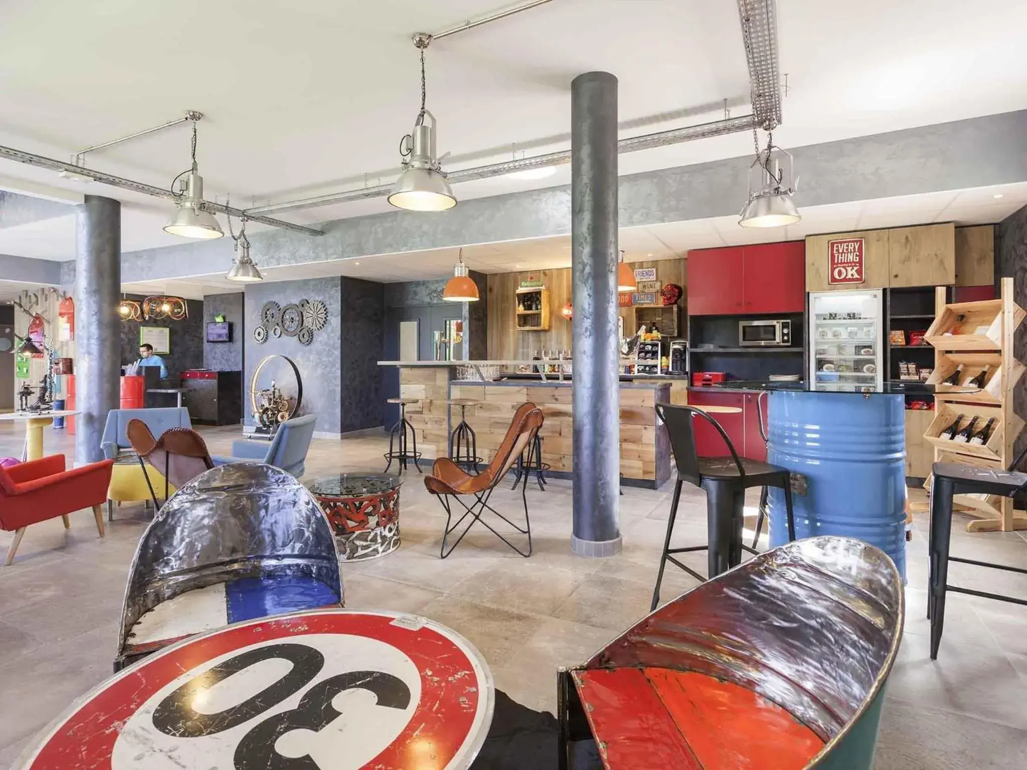 Lounge or bar in ibis Styles Vierzon Lounge or bar in ibis Styles Vierzon