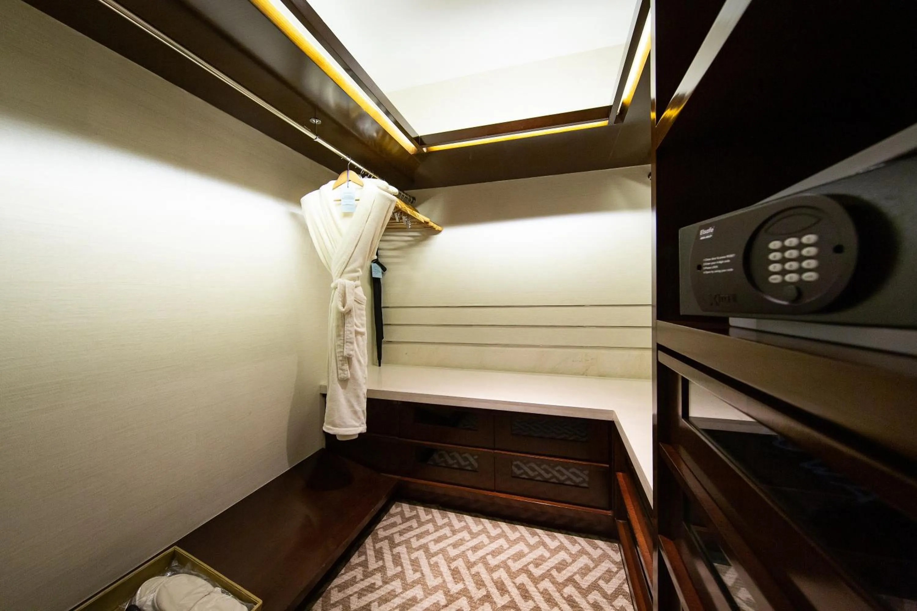 Bedroom, Bed in City Of Dreams - Nüwa Manila