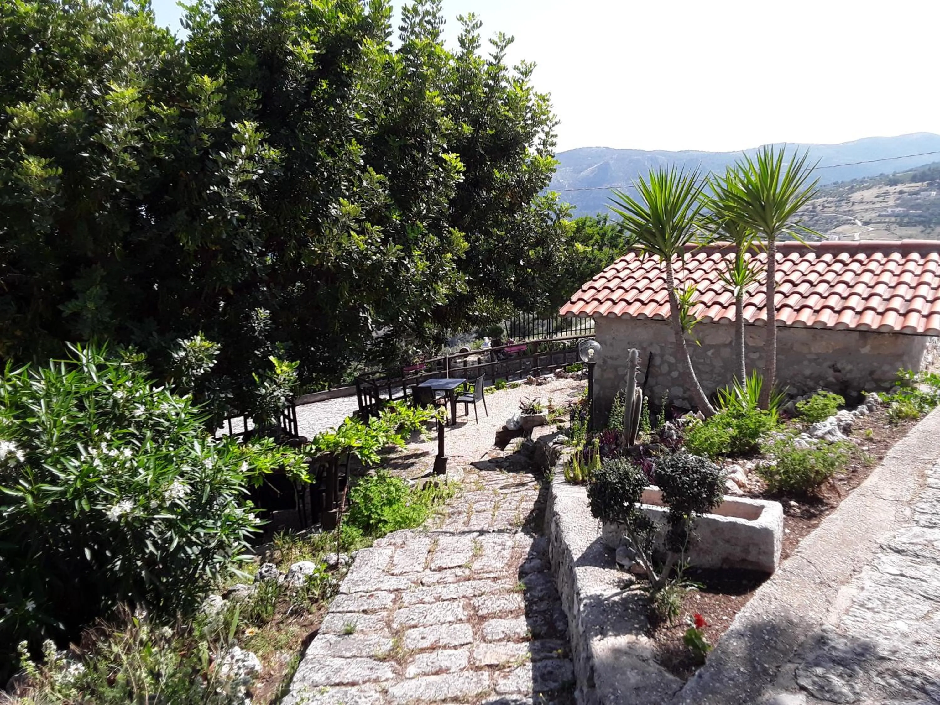Garden view in B&B La Scapola
