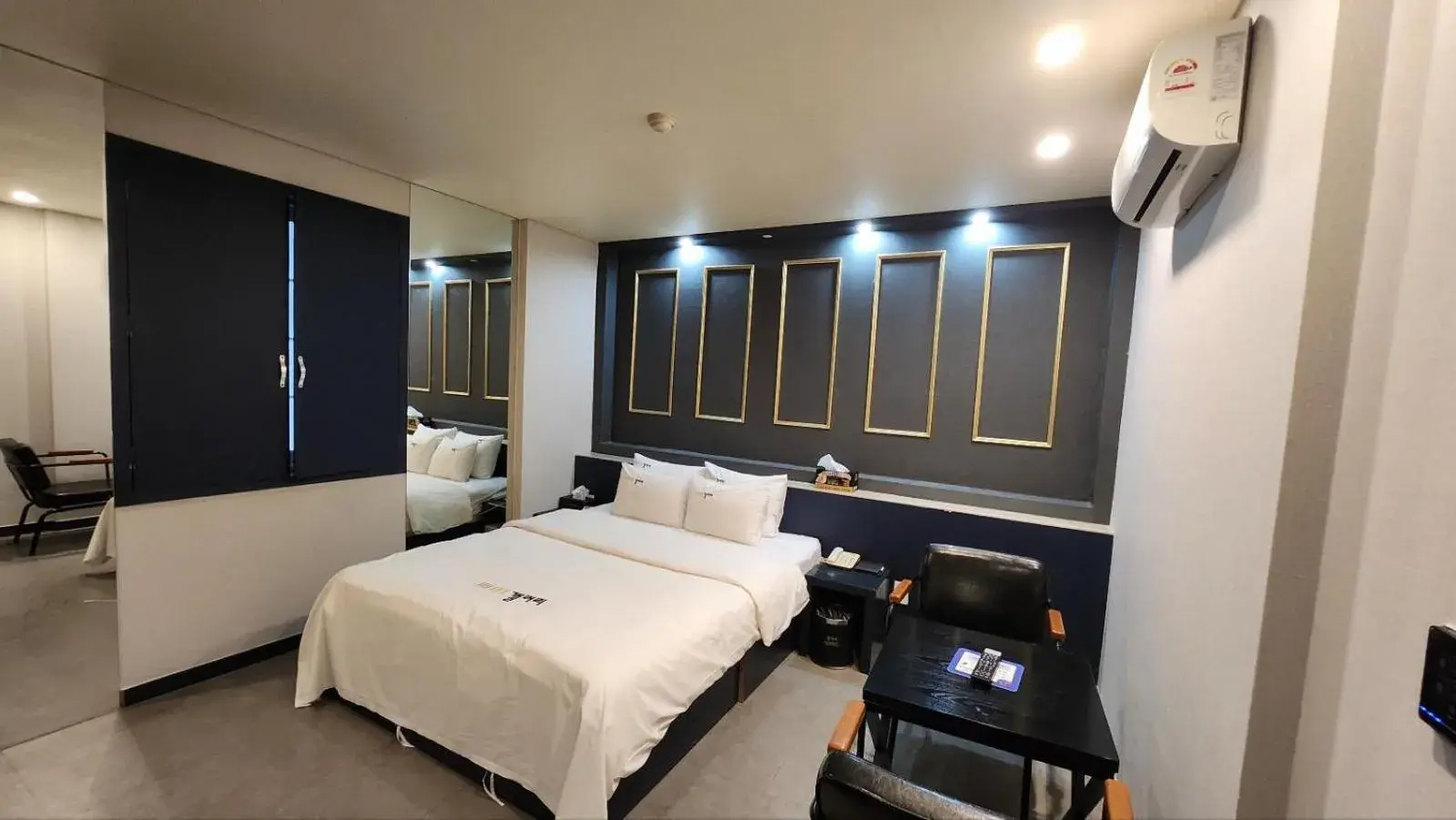 Deluxe Double Room with Bath in Pyeongtaek Gallery Hotel Deluxe Double Room with Bath in Pyeongtaek Gallery Hotel
