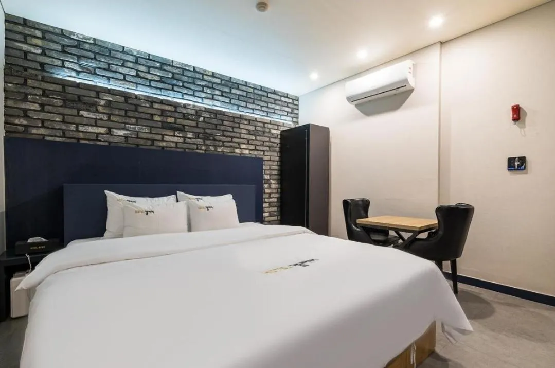 Superior Queen Room in Pyeongtaek Gallery Hotel
