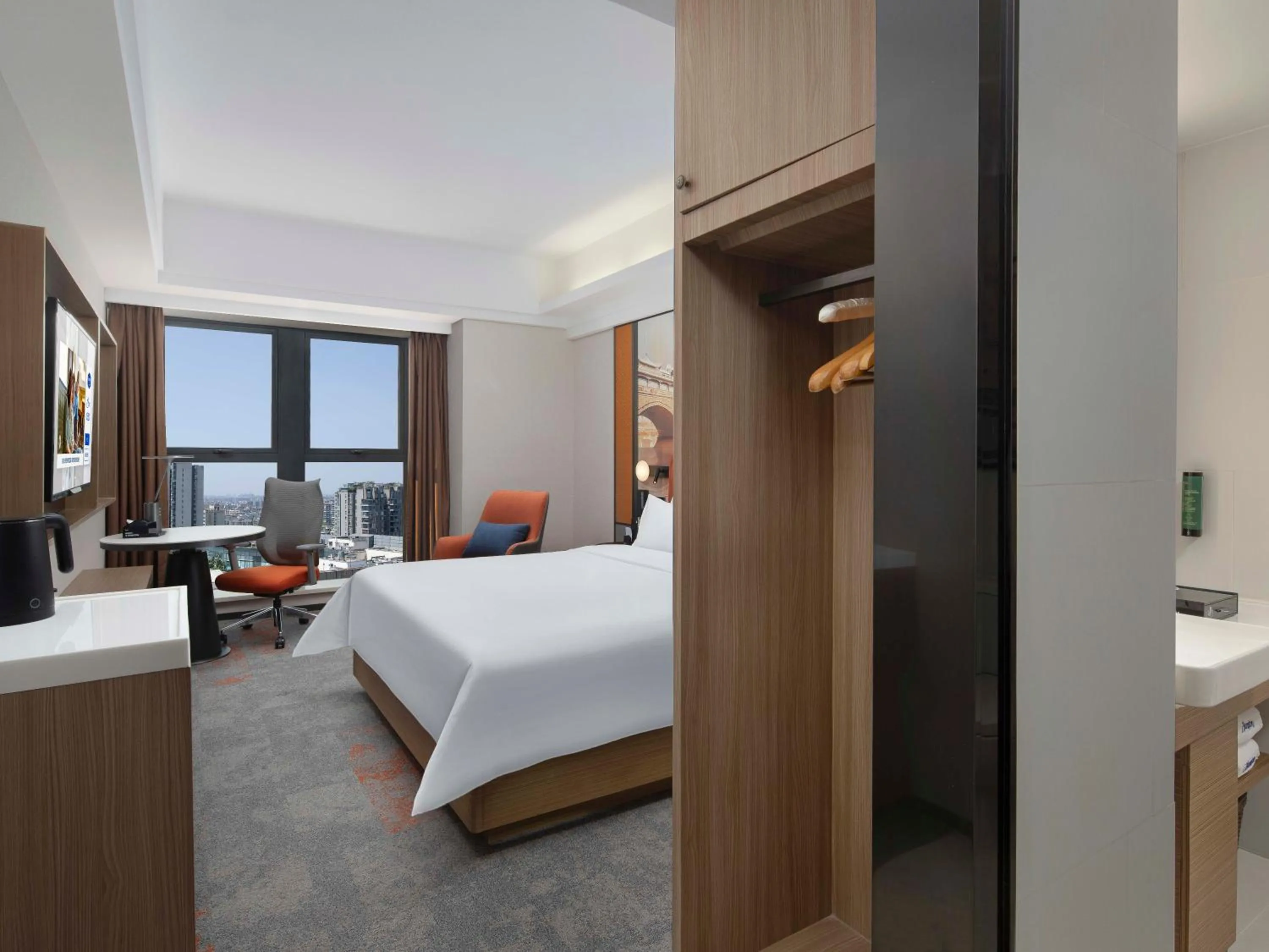 Photo of the whole room, Bed in Hampton by Hilton Chengdu Wuhou Waishuannan