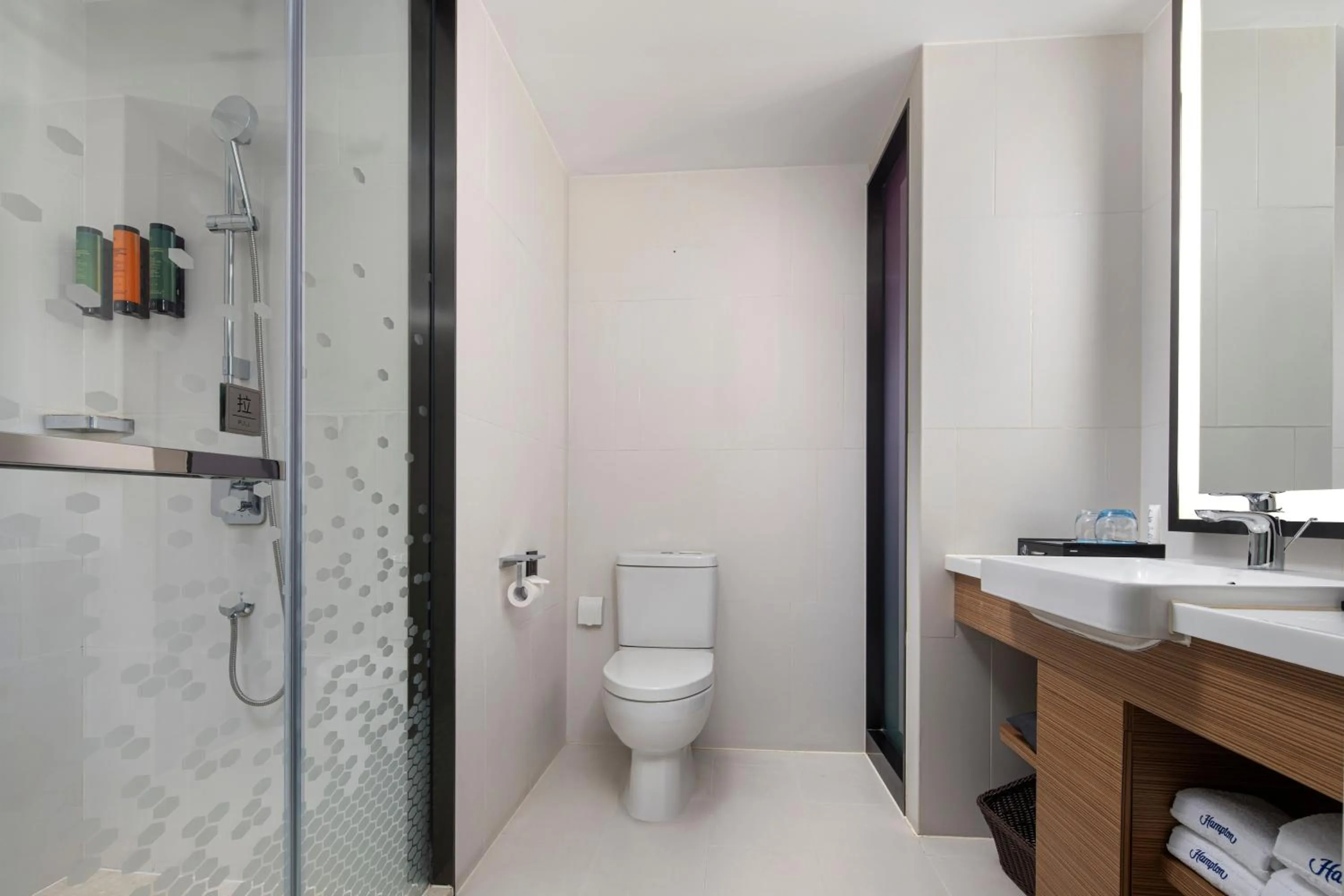 Shower in Hampton by Hilton Chengdu Wuhou Waishuannan