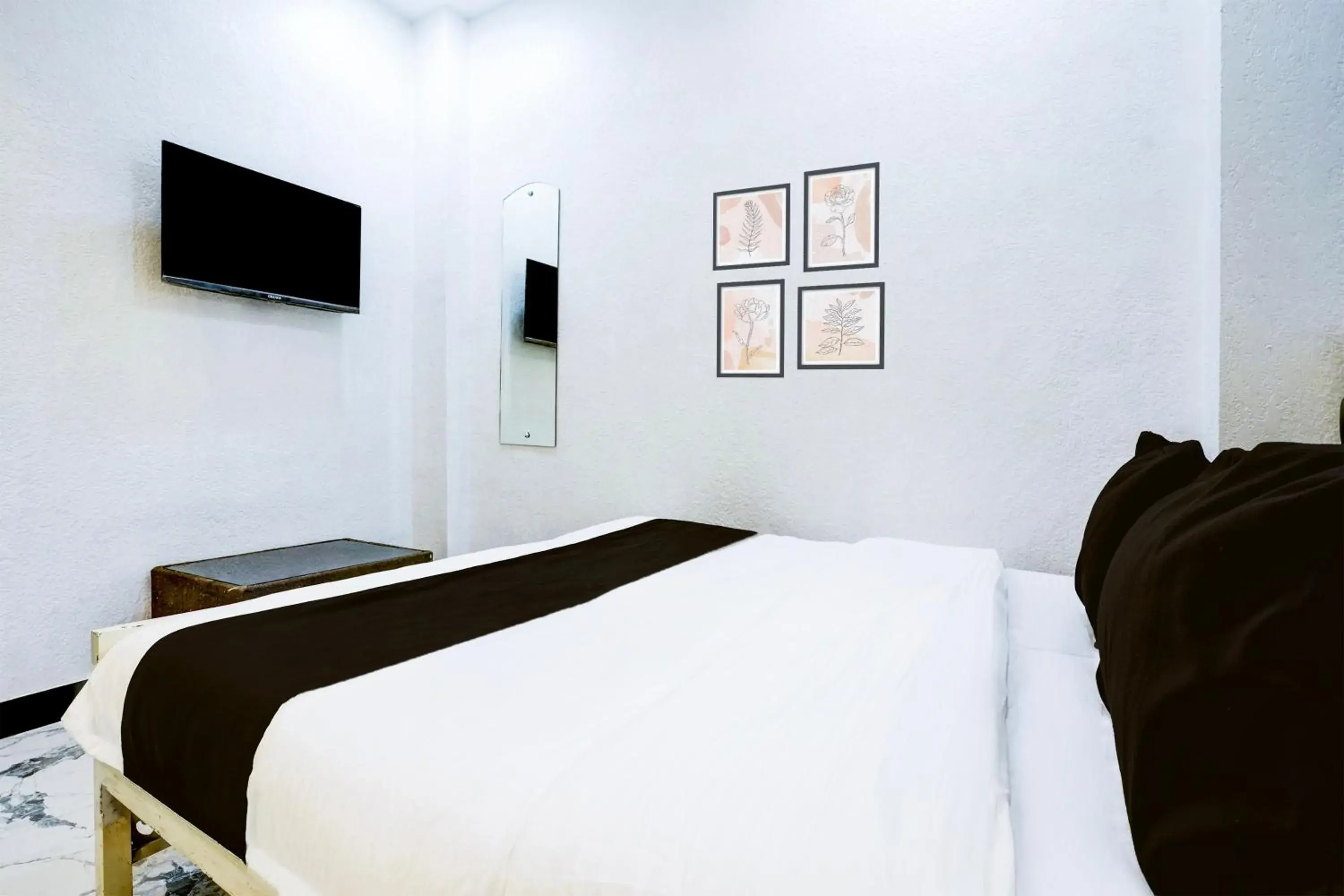 Bedroom, Bed in Super Hotel O Khar East Near Railway Station Bedroom, Bed in Super Hotel O Khar East Near Railway Station