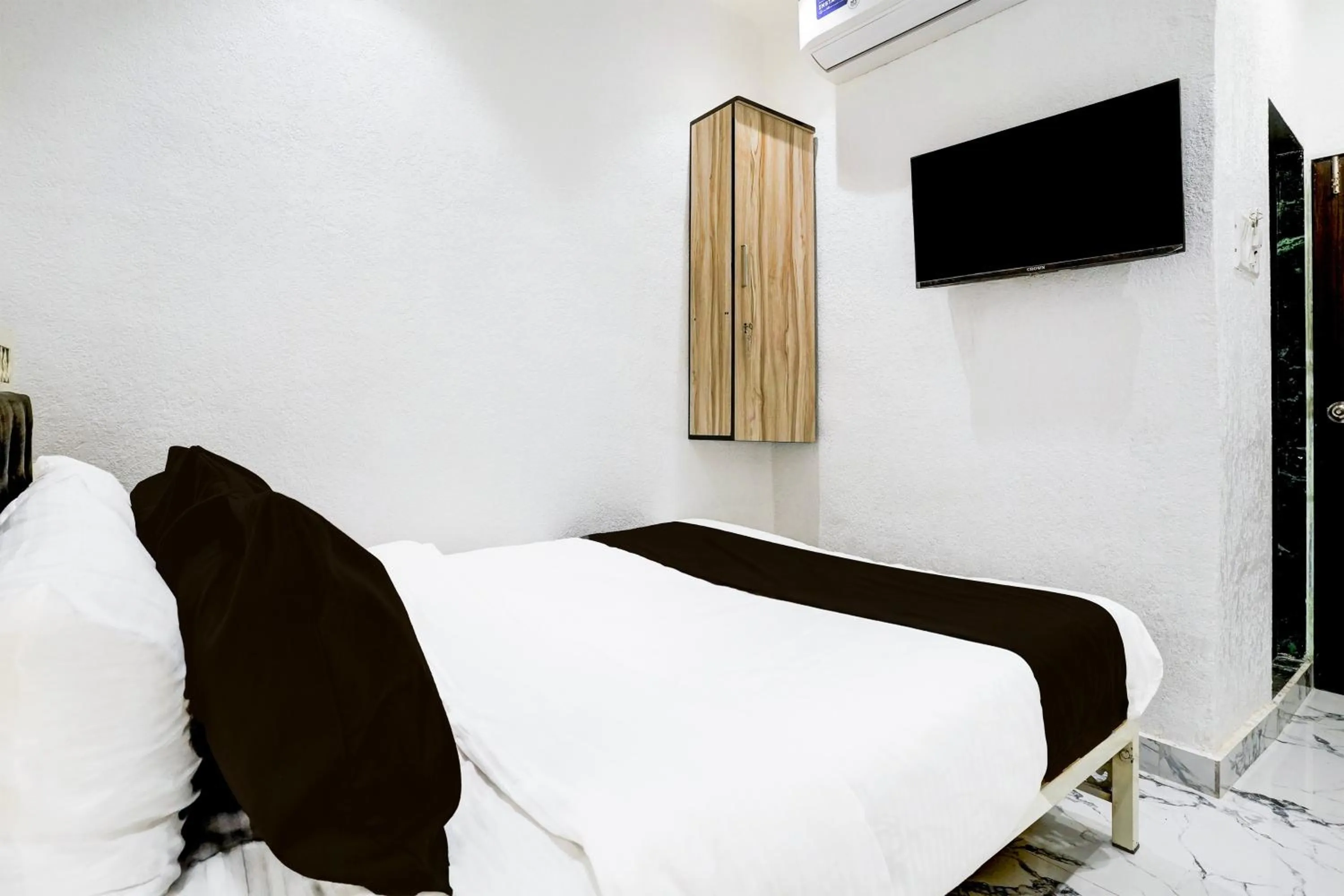 Bedroom, Bed in Super Hotel O Khar East Near Railway Station