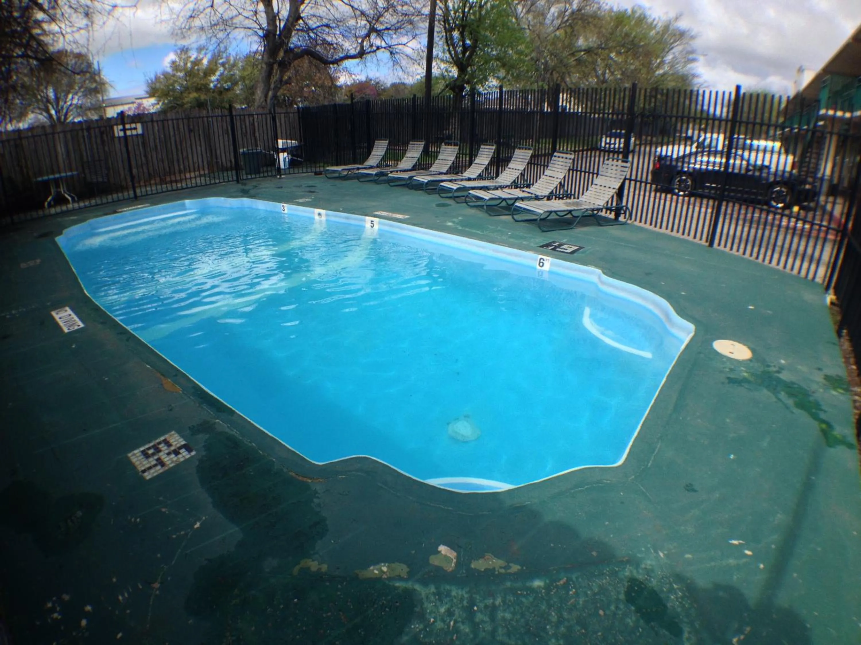 Swimming pool in Budget Inn Motel