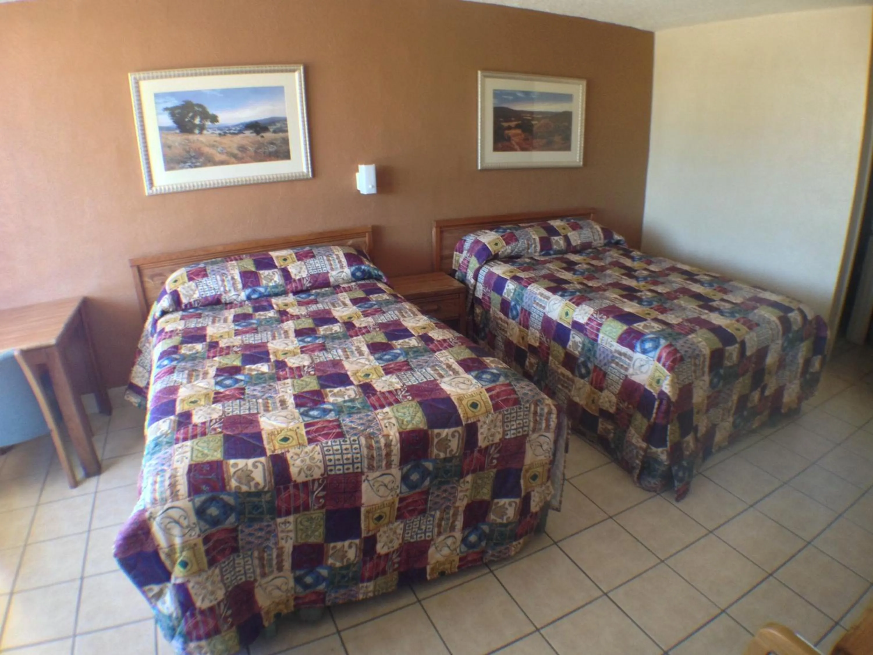 Photo of the whole room, Bed in Budget Inn Motel