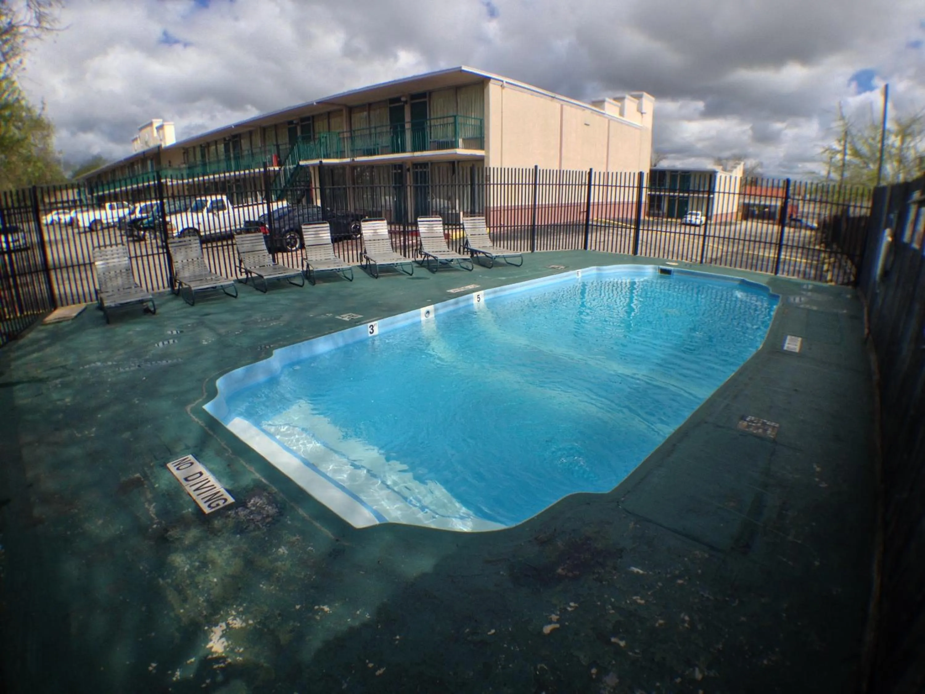Swimming pool in Budget Inn Motel