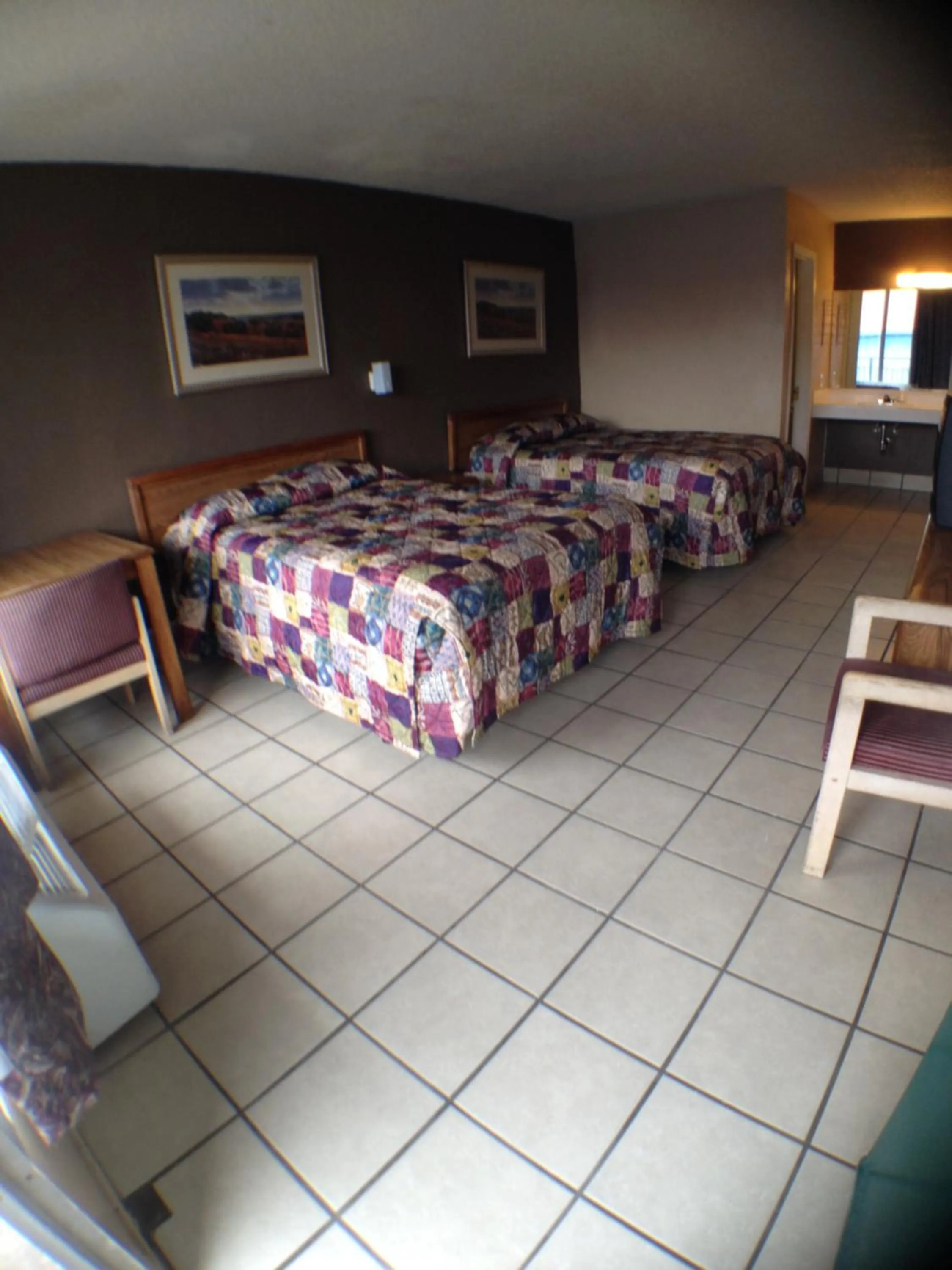Photo of the whole room, Bed in Budget Inn Motel