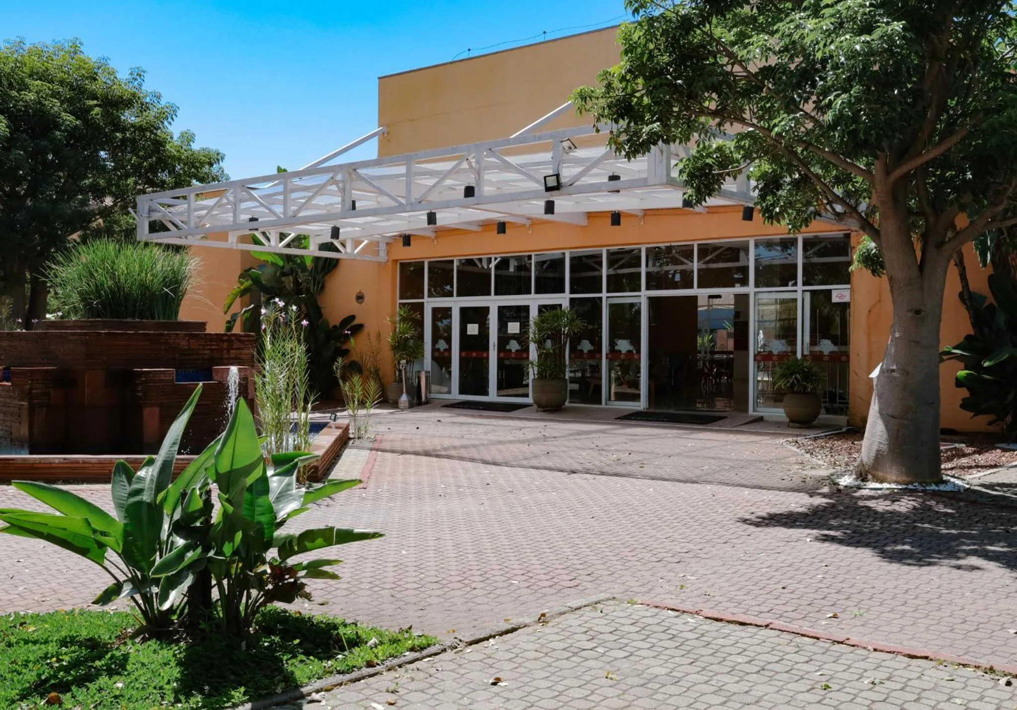 Facade/entrance in Carlton Plaza Baobá