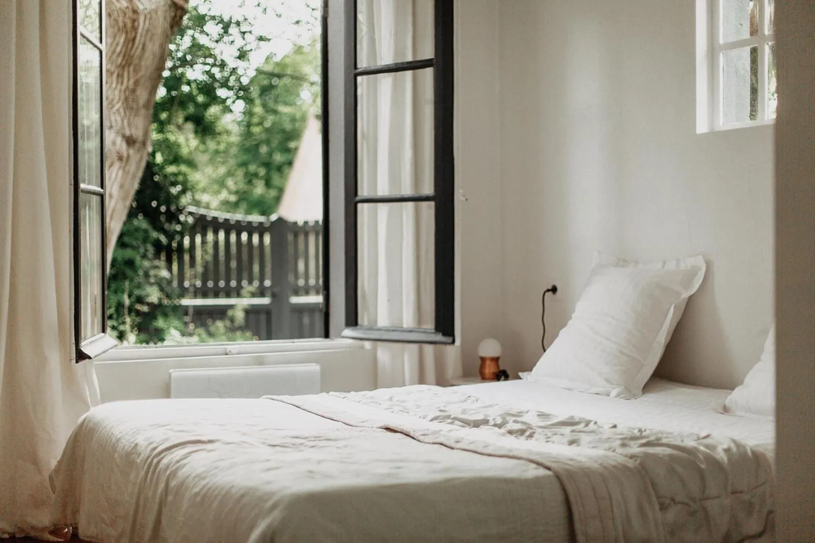 Bedroom, Bed in La Dime de Giverny - Cottages