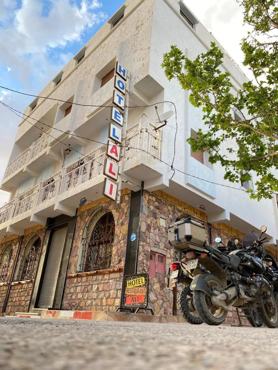 Property building in Hôtel Restaurant Ali