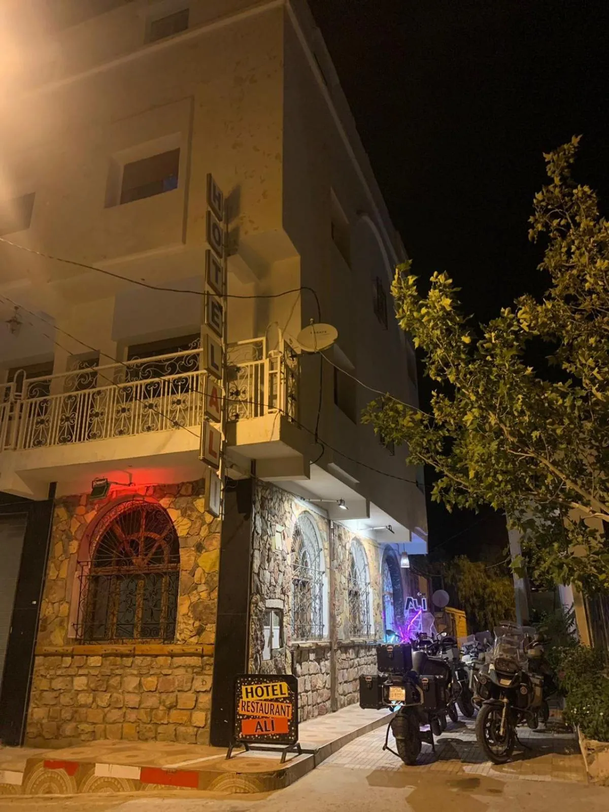 Property building in Hôtel Restaurant Ali