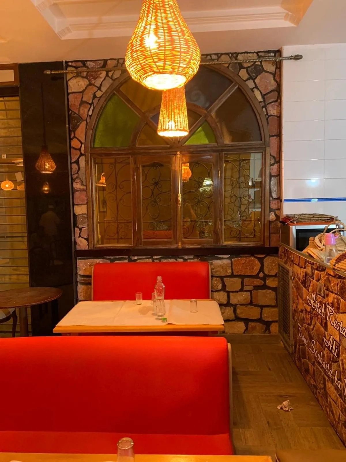 Restaurant/places to eat, Bed in Hôtel Restaurant Ali