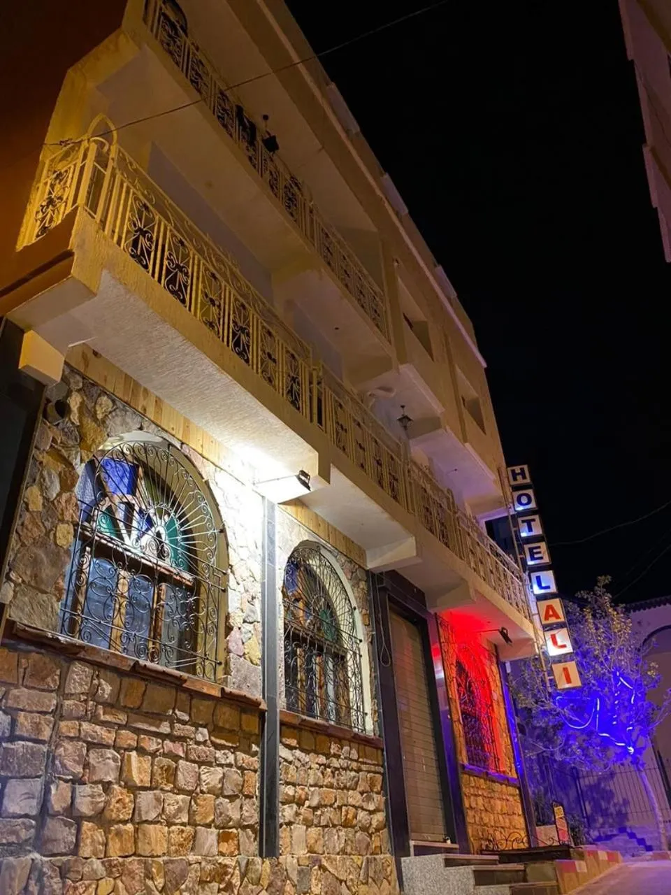 Property building in Hôtel Restaurant Ali