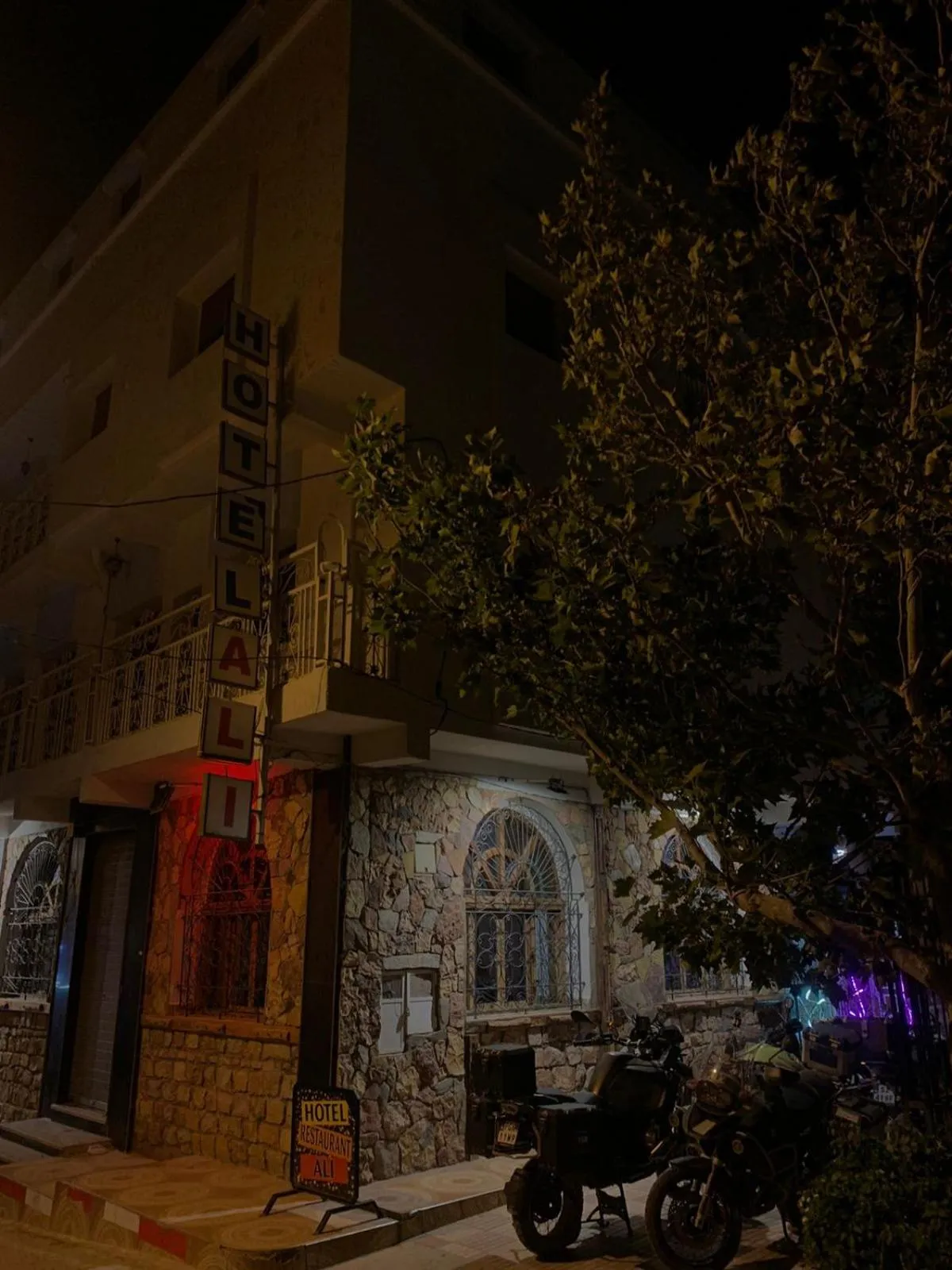 Property building in Hôtel Restaurant Ali