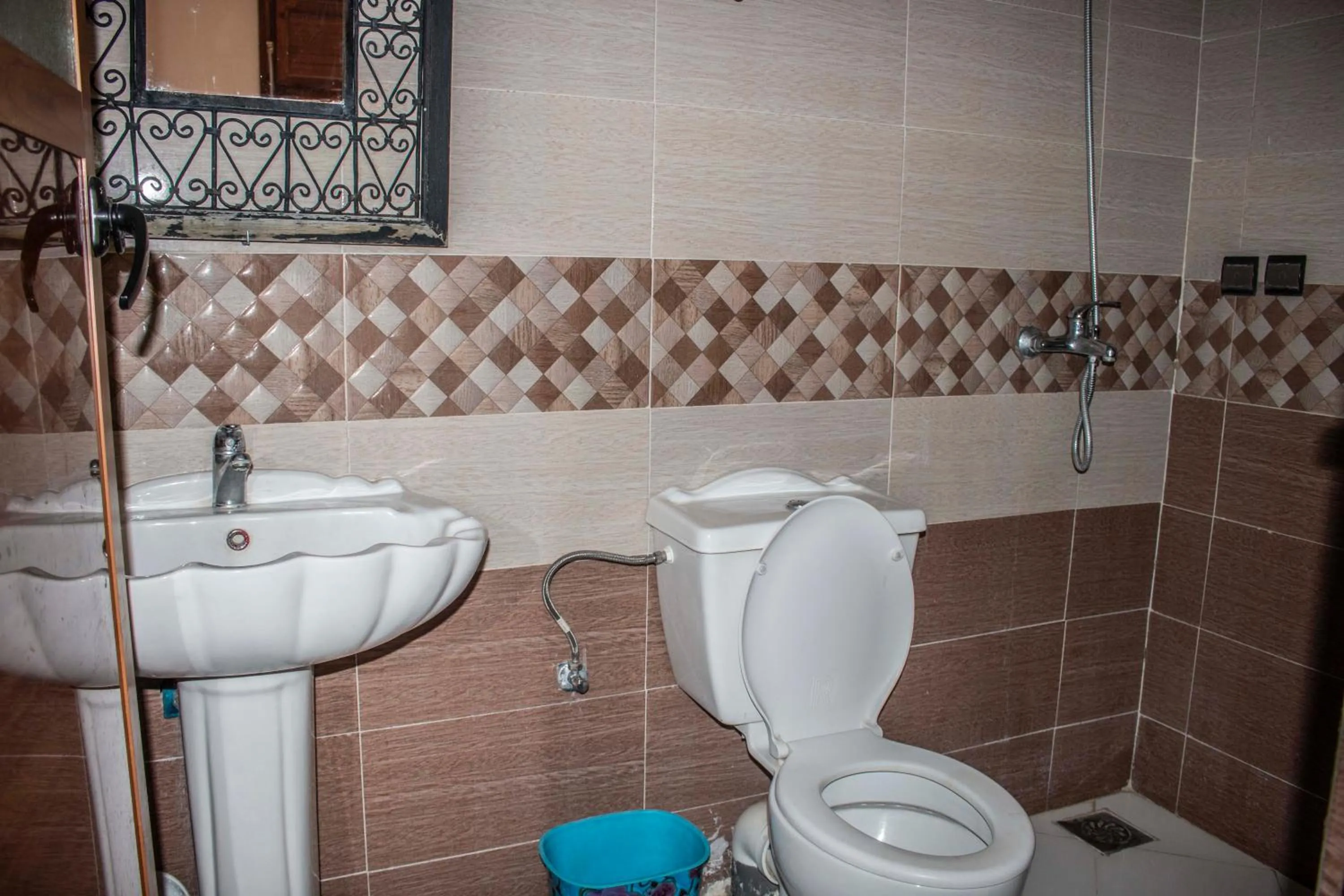 Shower in Hôtel Restaurant Ali
