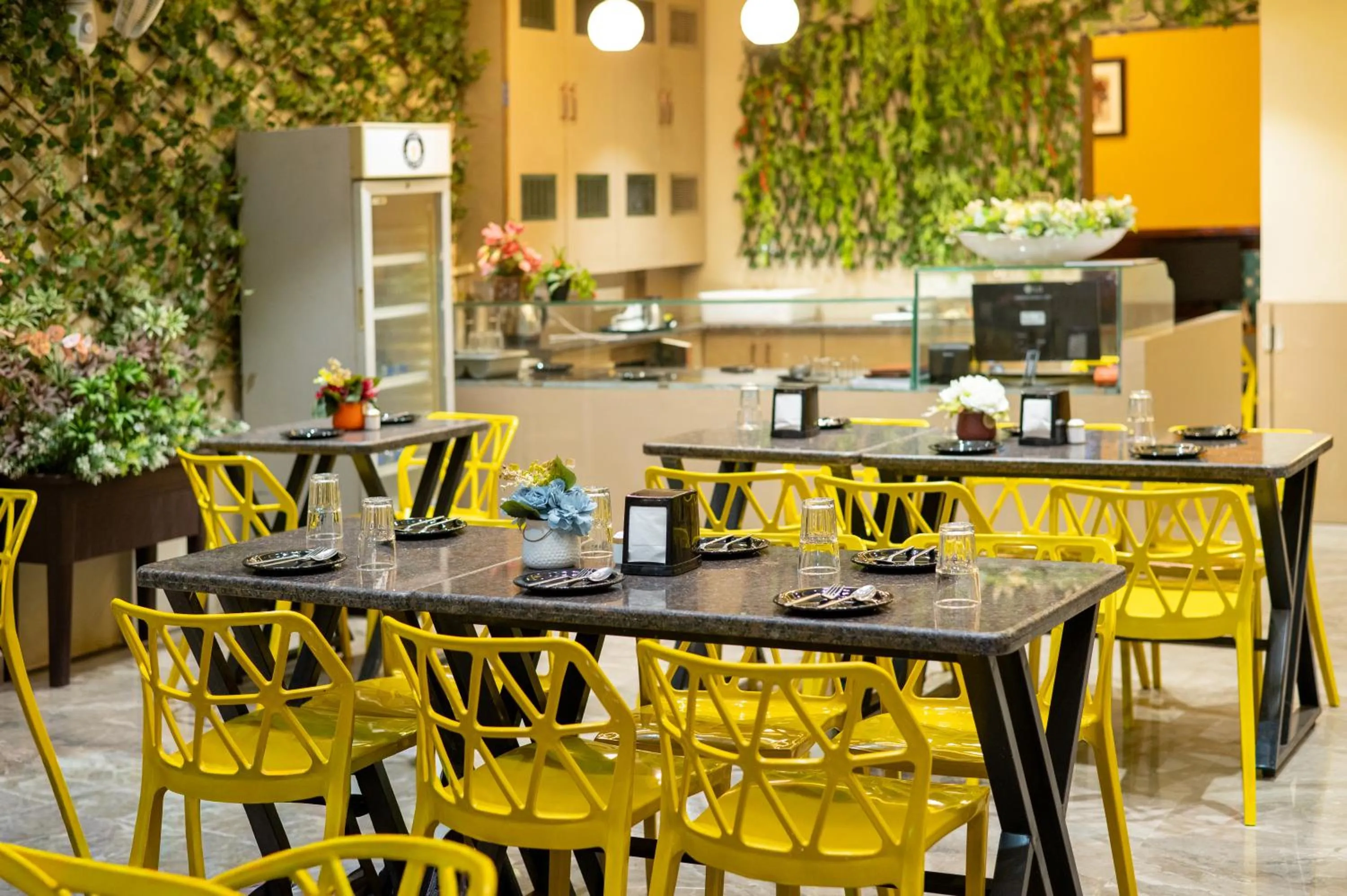 Restaurant/places to eat in Hotel Pravasa stay ,Shirdi