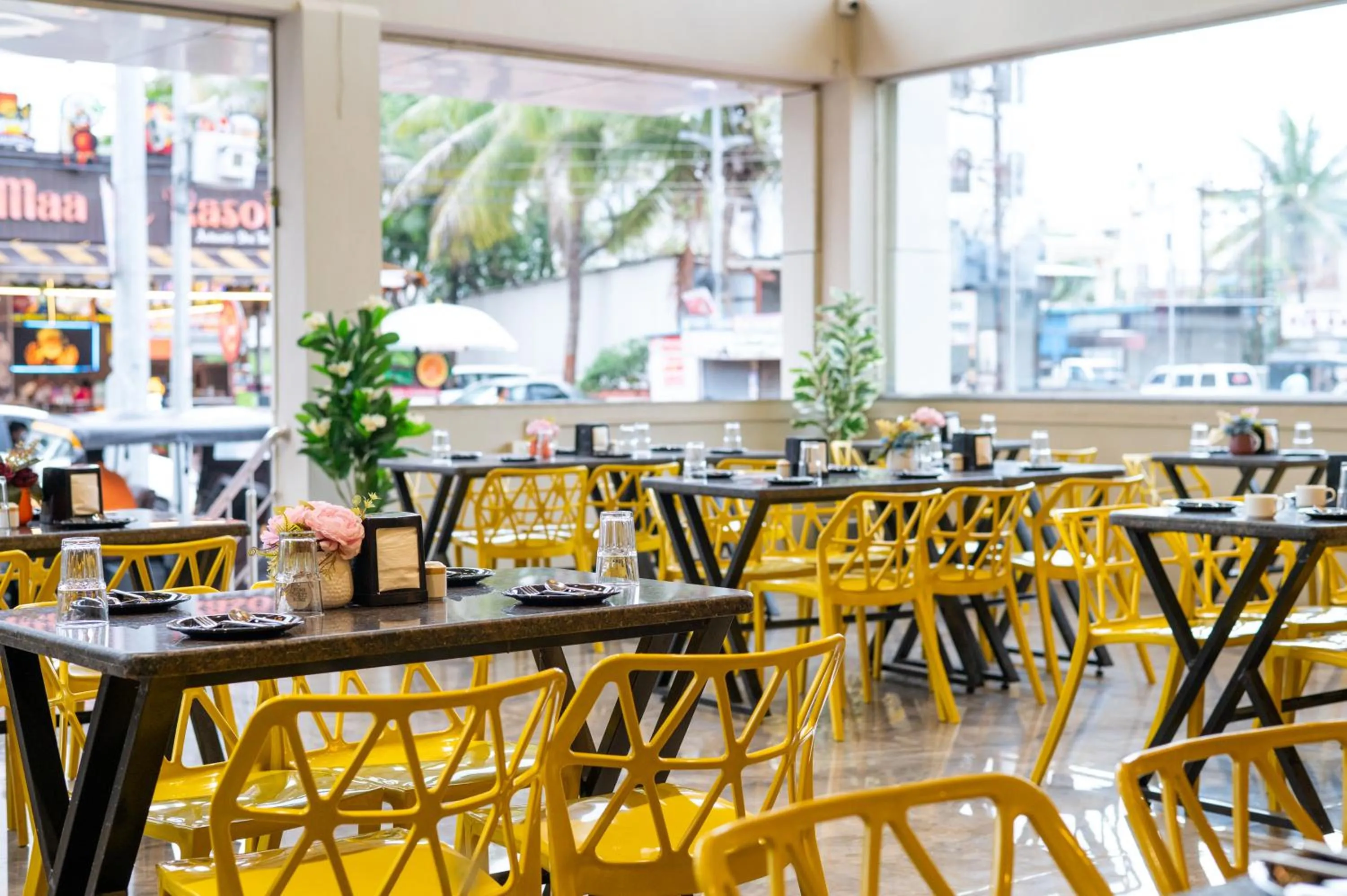 Restaurant/places to eat in Hotel Pravasa stay ,Shirdi