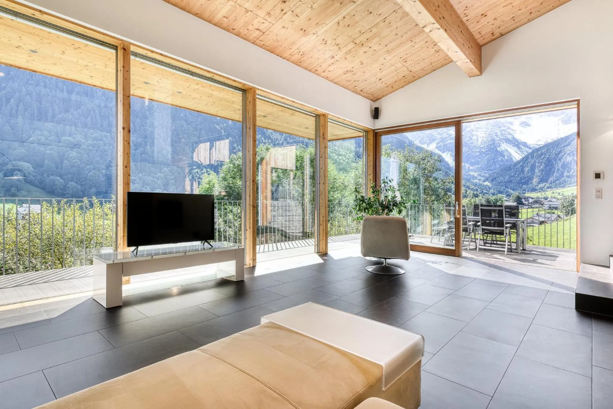 Communal lounge/ TV room in Panorama Chalet Bellavista