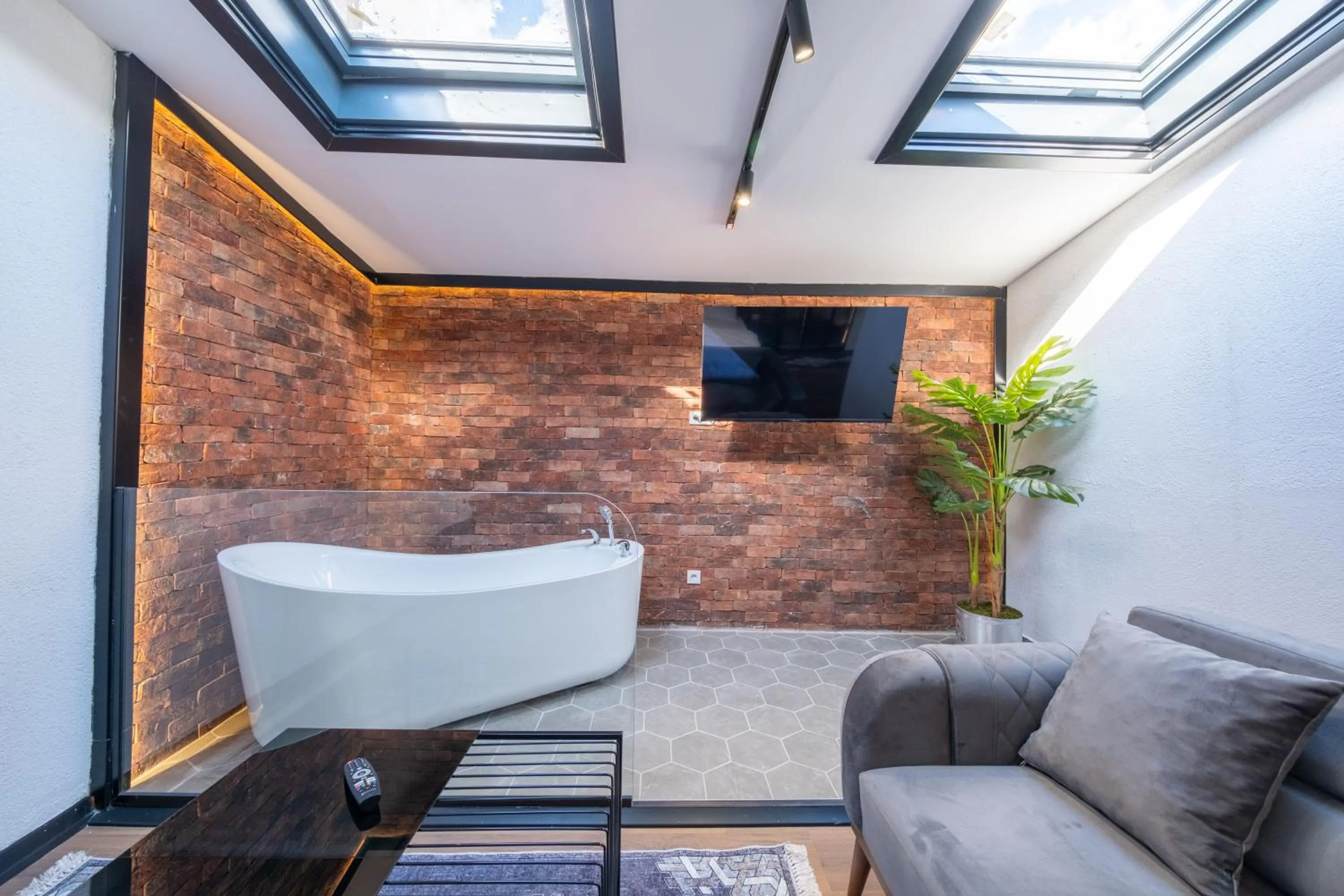 TV and multimedia in Hexa Apartments Sisli